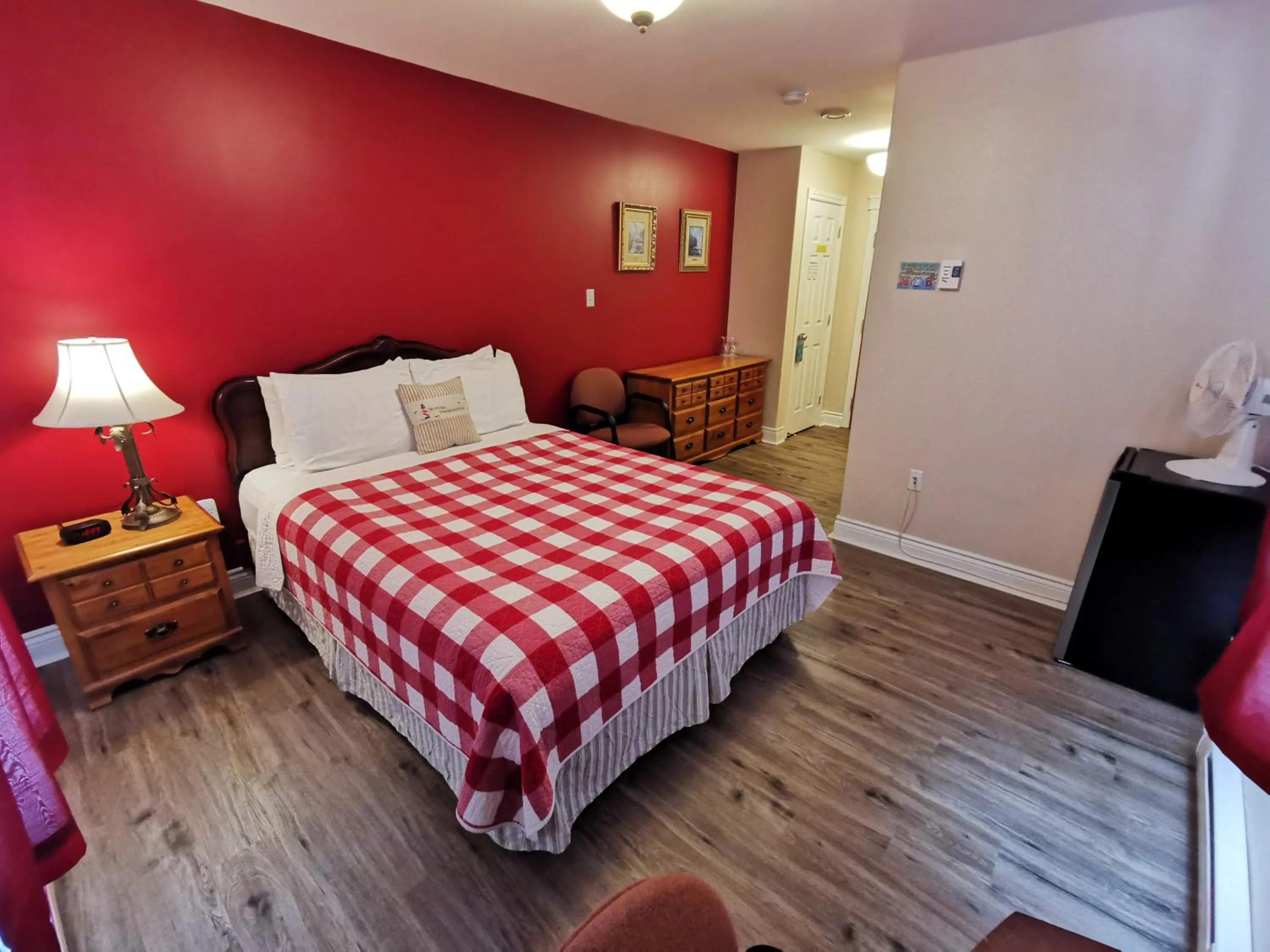 Photo of the whole room, Bed in The Inn at Fisherman's cove