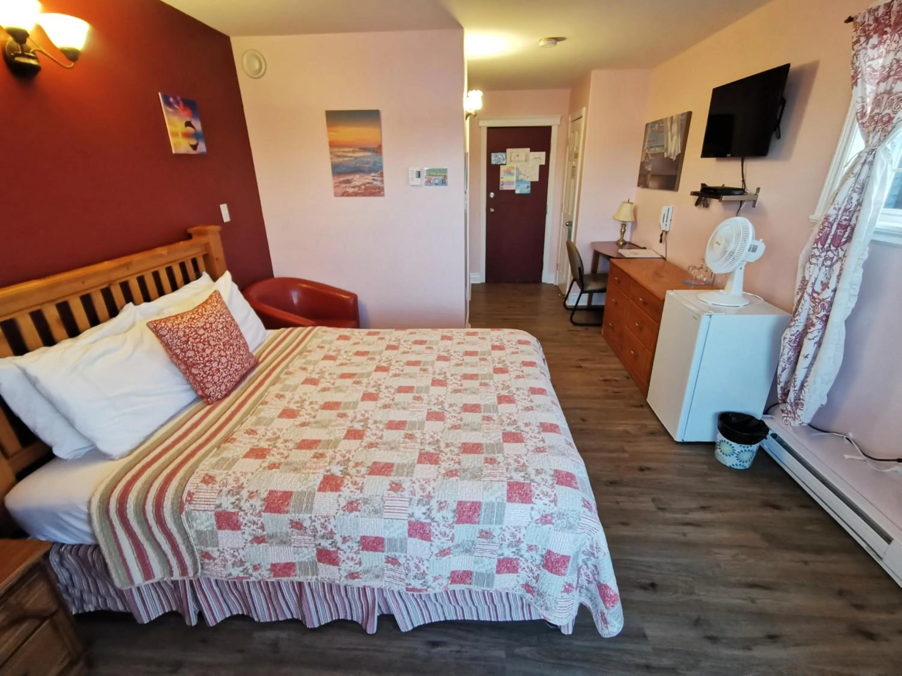 Photo of the whole room, Bed in The Inn at Fisherman's cove