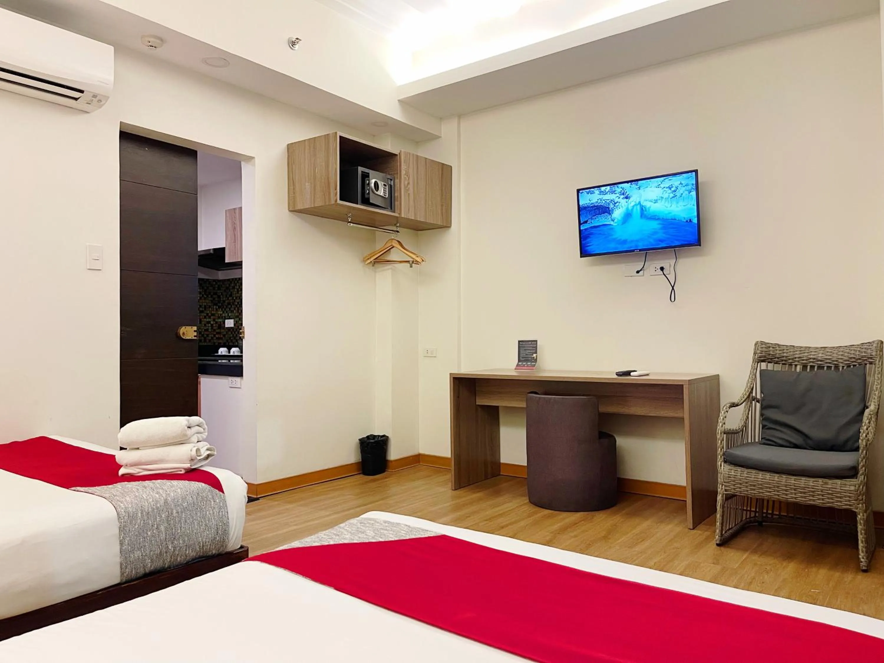 Communal lounge/ TV room, Bed in Airo Hotel Manila