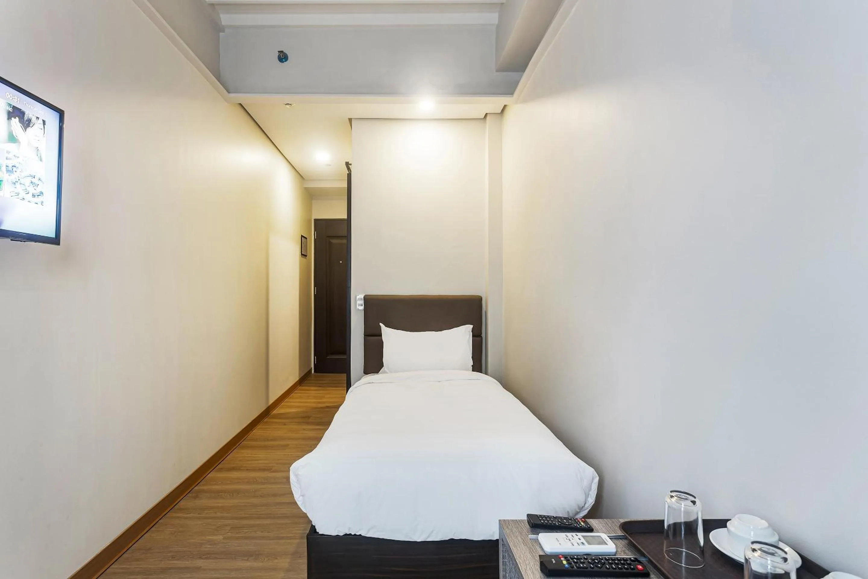 Photo of the whole room, Bed in Airo Hotel Manila