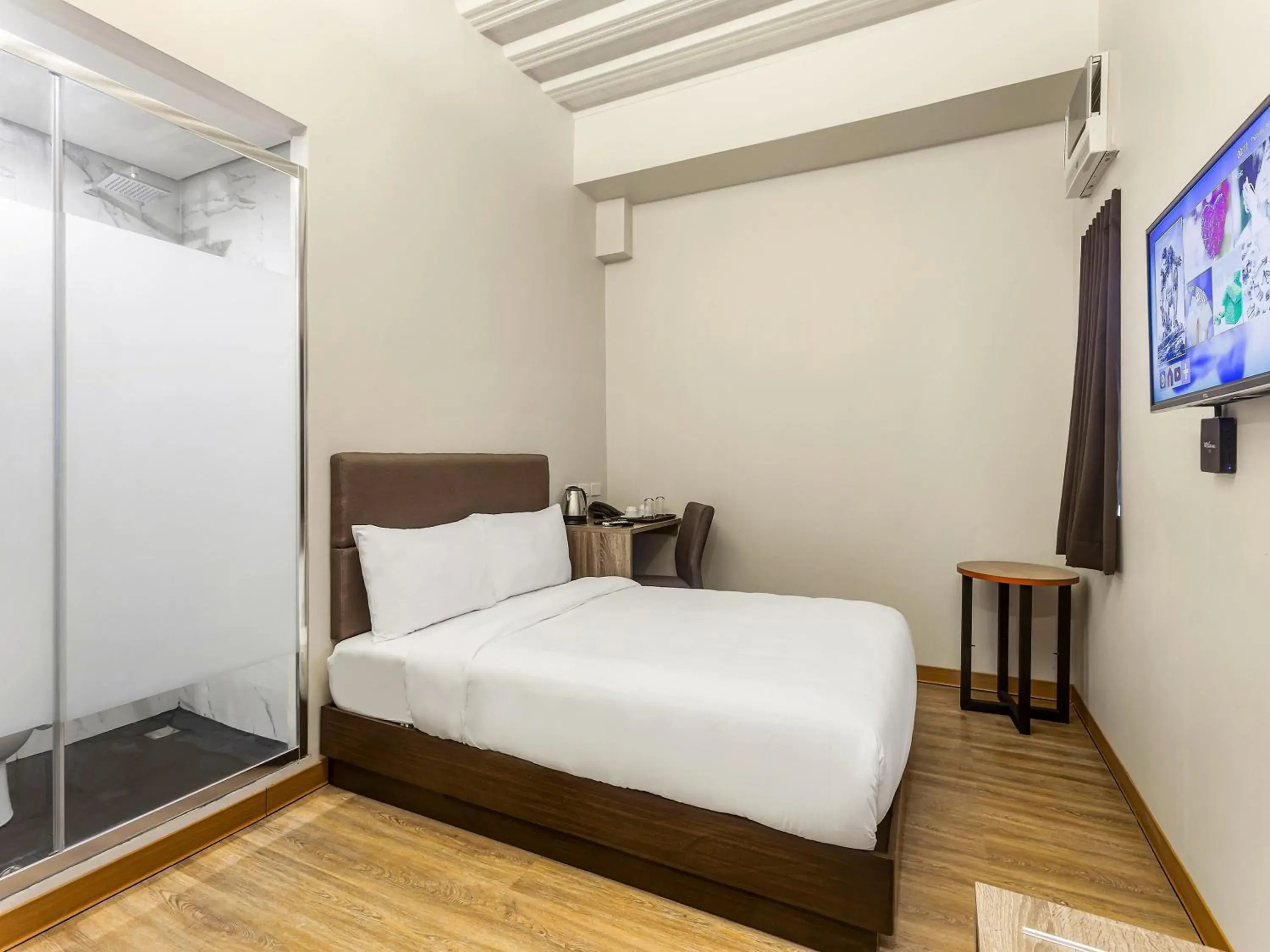 Photo of the whole room, Bed in Airo Hotel Manila Photo of the whole room, Bed in Airo Hotel Manila