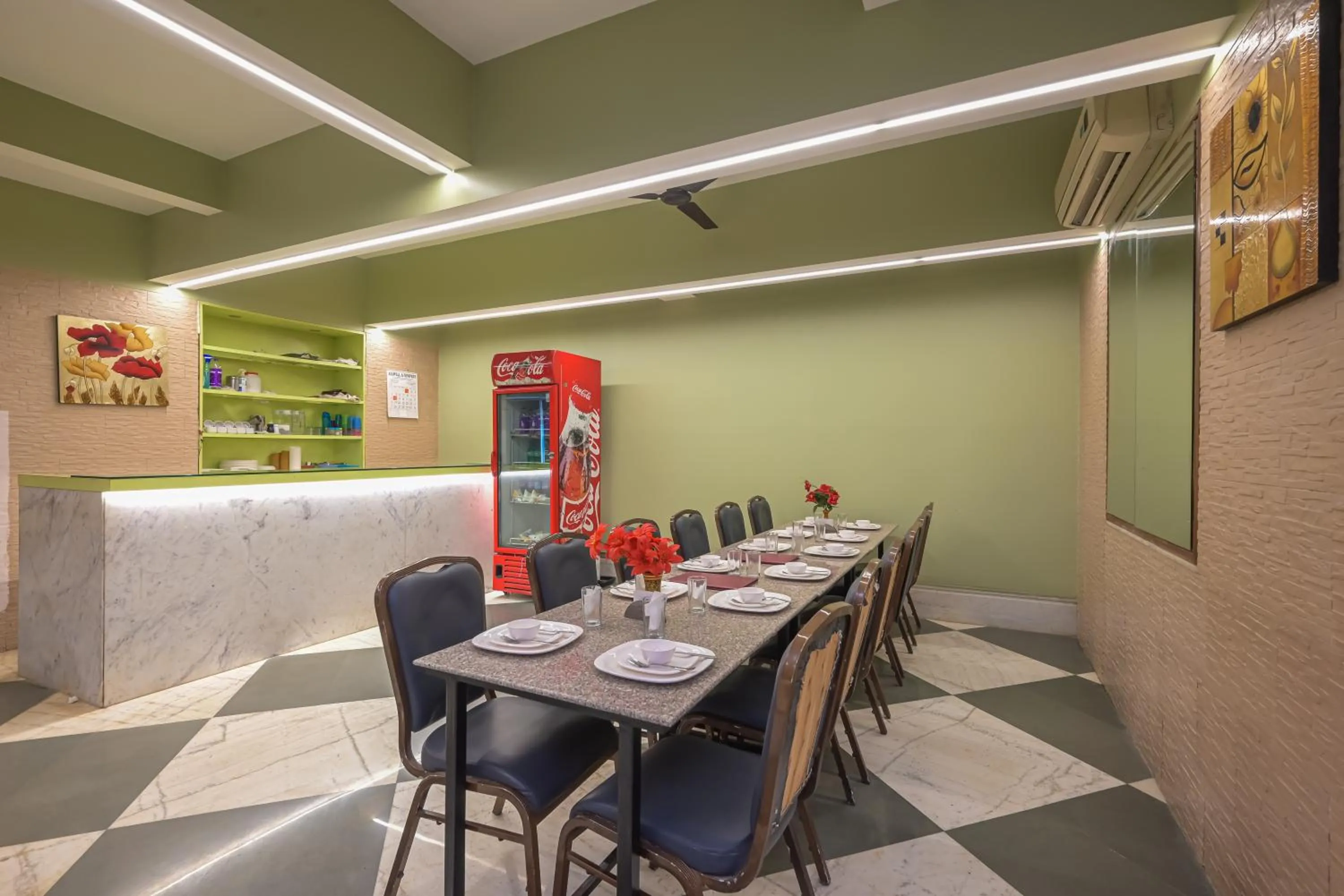 Restaurant/places to eat in Hotel Aristro Lonavala