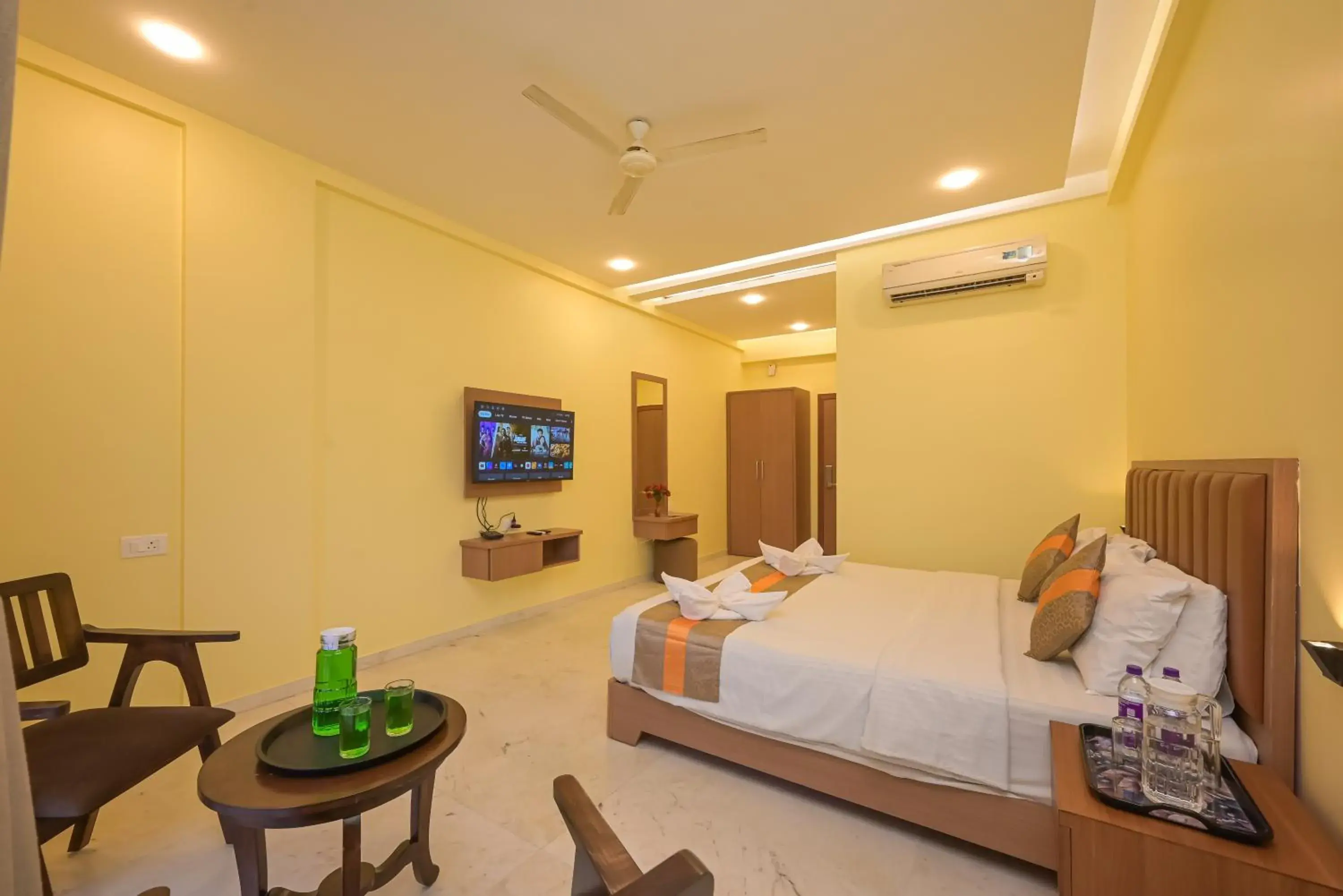 Bed in Hotel Aristro Lonavala Bed in Hotel Aristro Lonavala