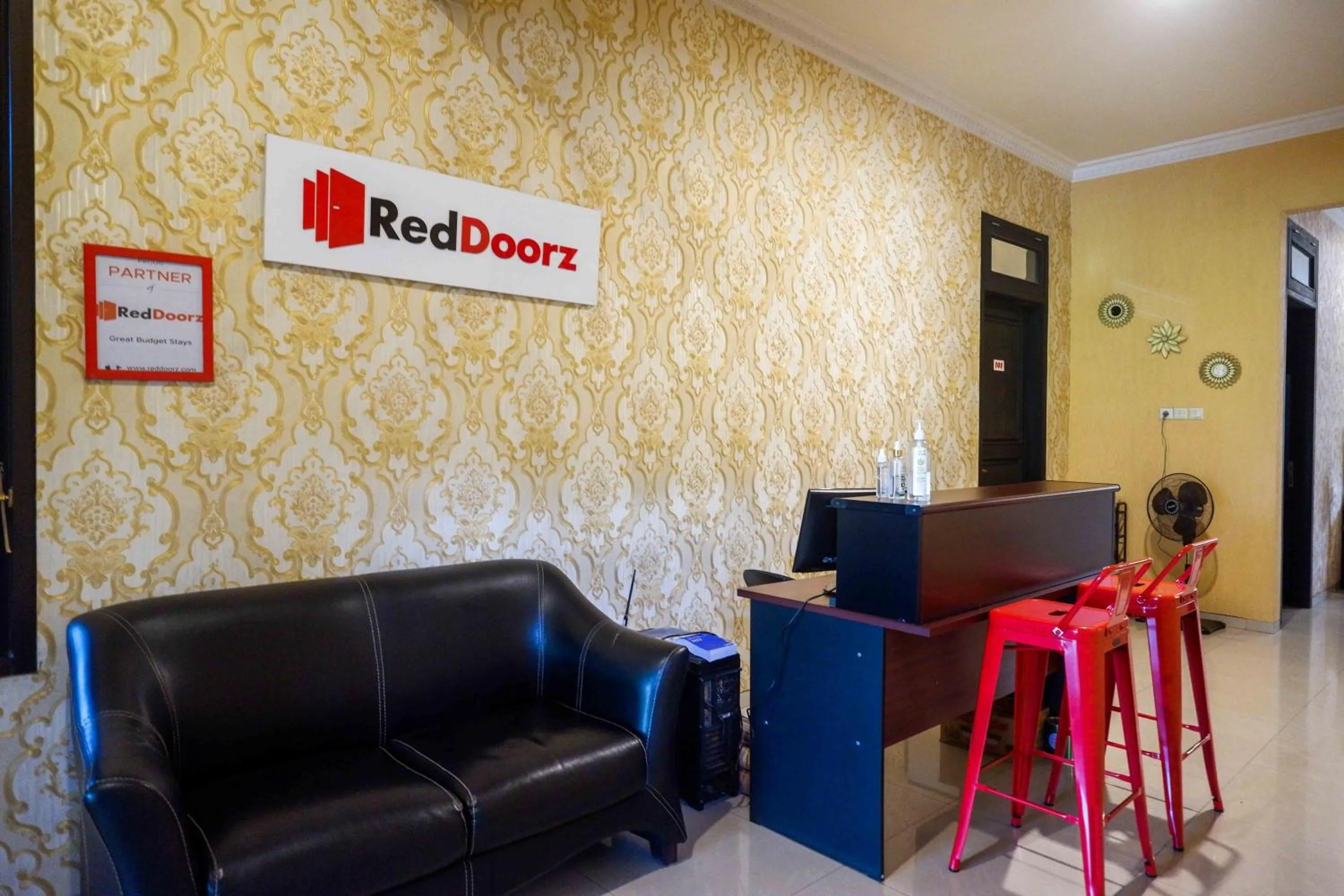 Lobby or reception in RedDoorz Syariah near PLTU Cilacap