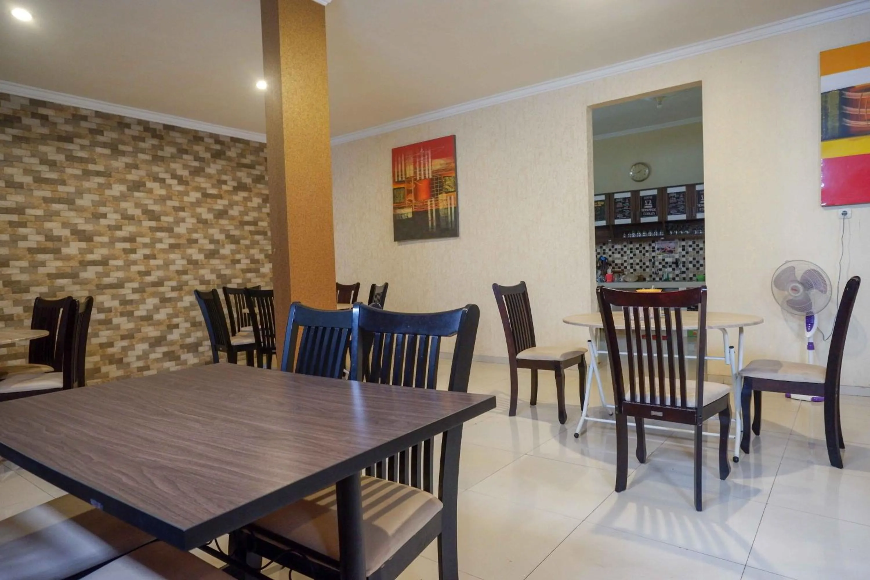 Seating area in RedDoorz Syariah near PLTU Cilacap