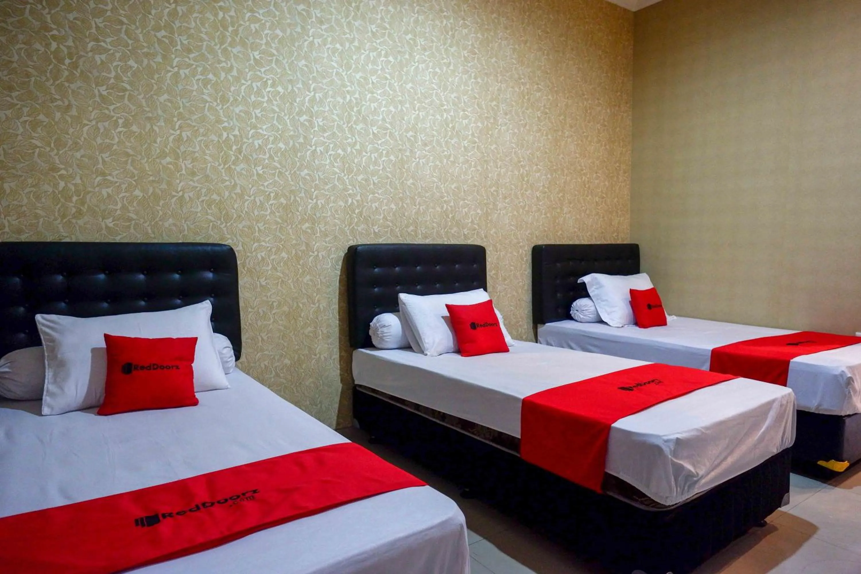 Bedroom in RedDoorz Syariah near PLTU Cilacap