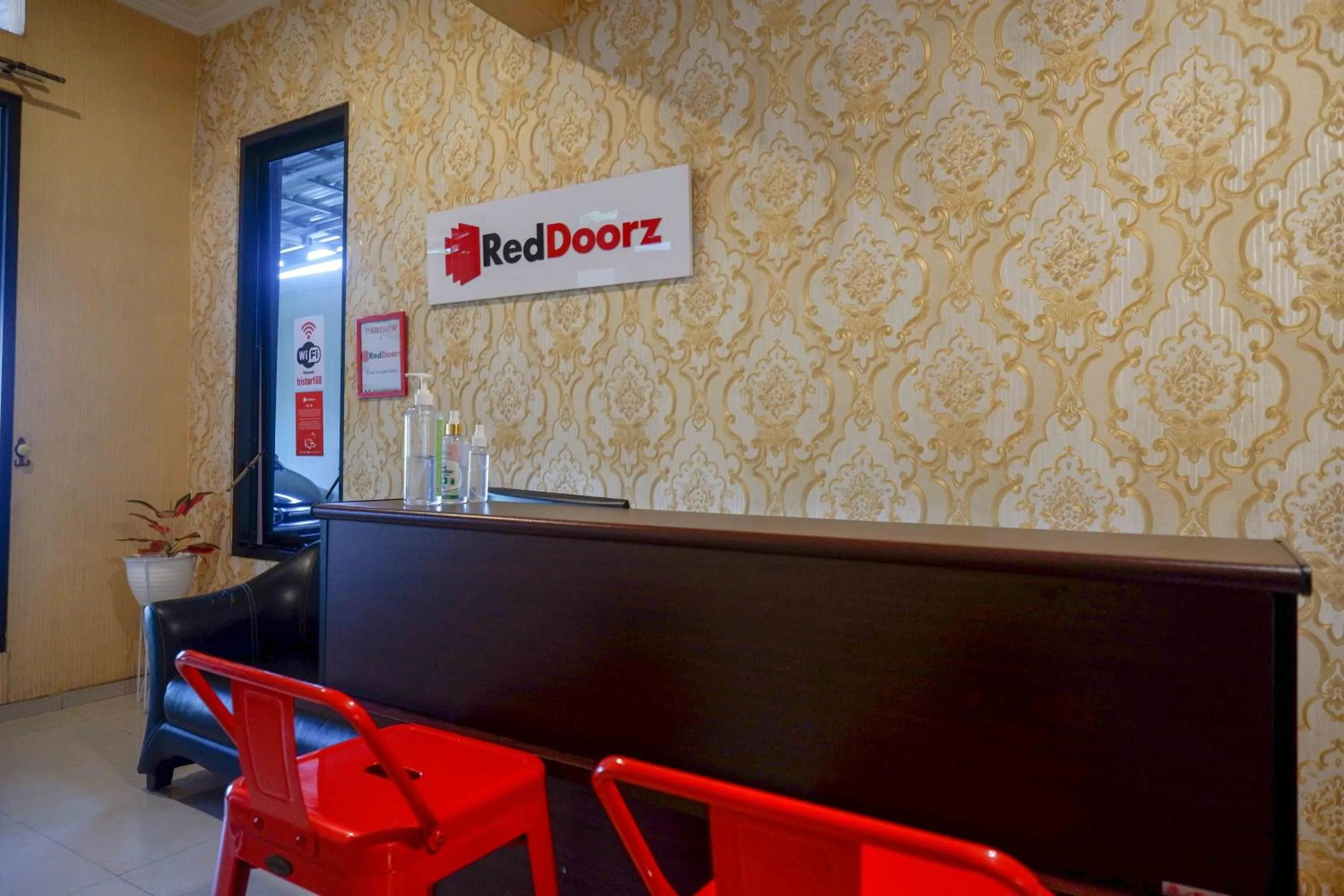 Lobby or reception in RedDoorz Syariah near PLTU Cilacap