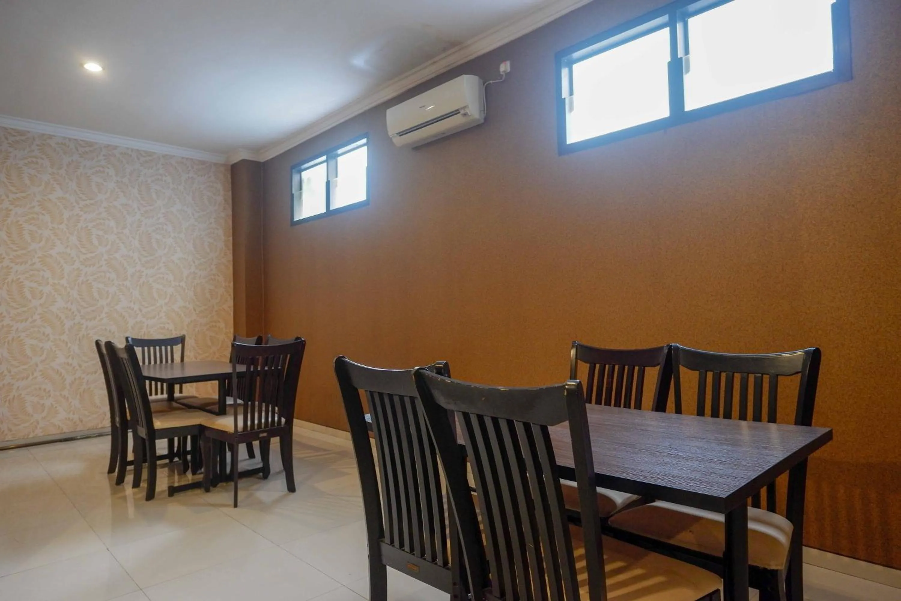 Restaurant/places to eat in RedDoorz Syariah near PLTU Cilacap