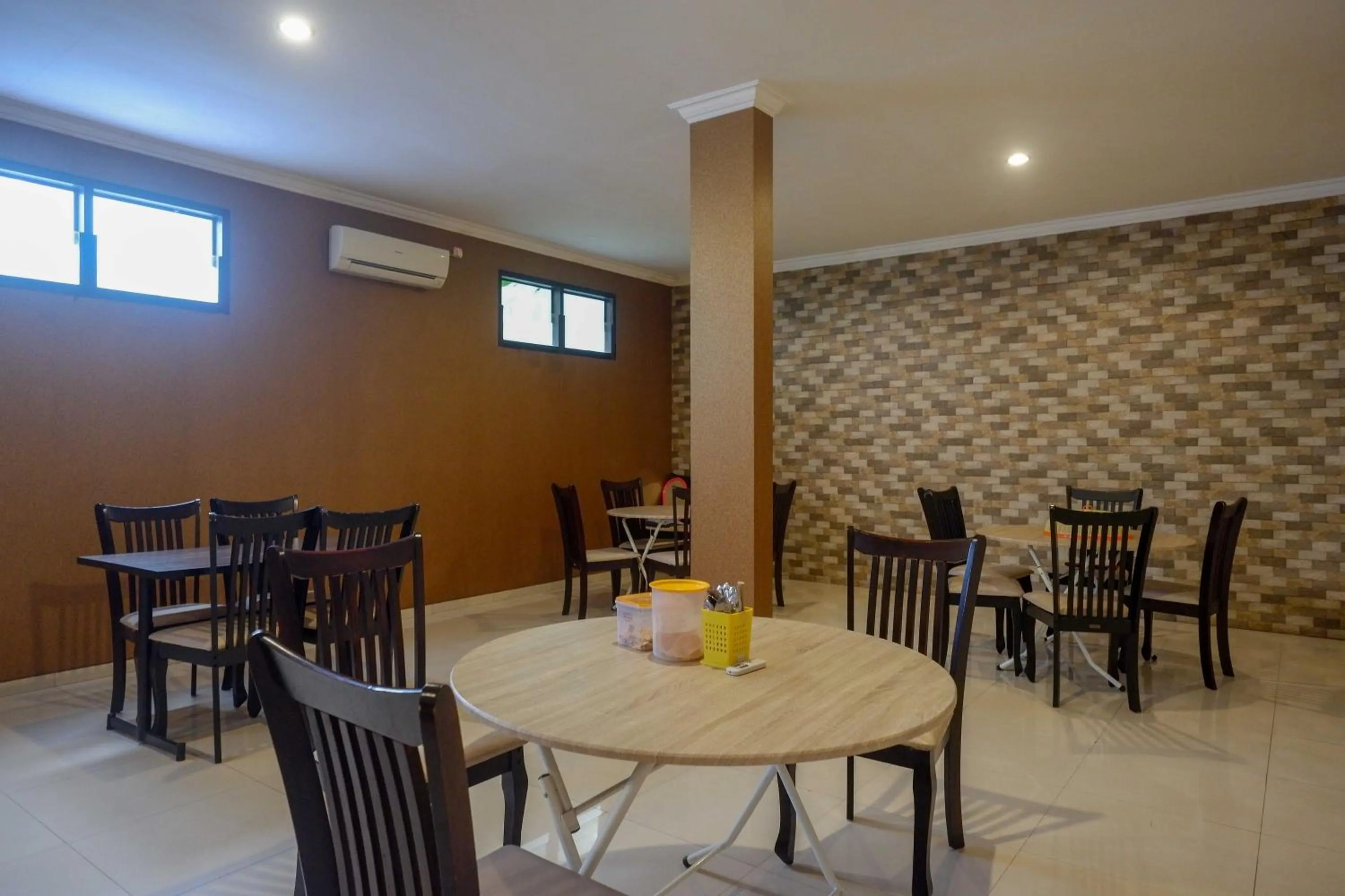 Restaurant/places to eat in RedDoorz Syariah near PLTU Cilacap