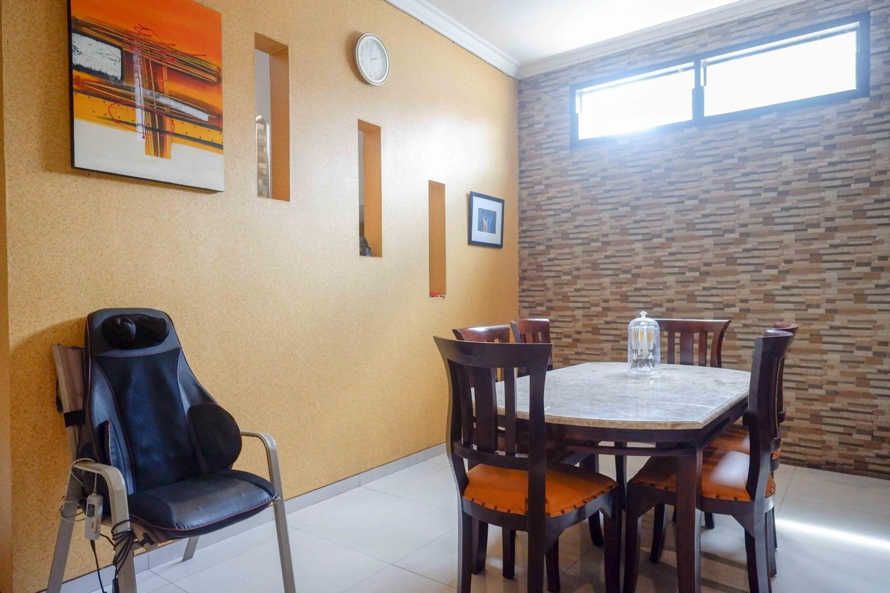 Restaurant/places to eat in RedDoorz Syariah near PLTU Cilacap