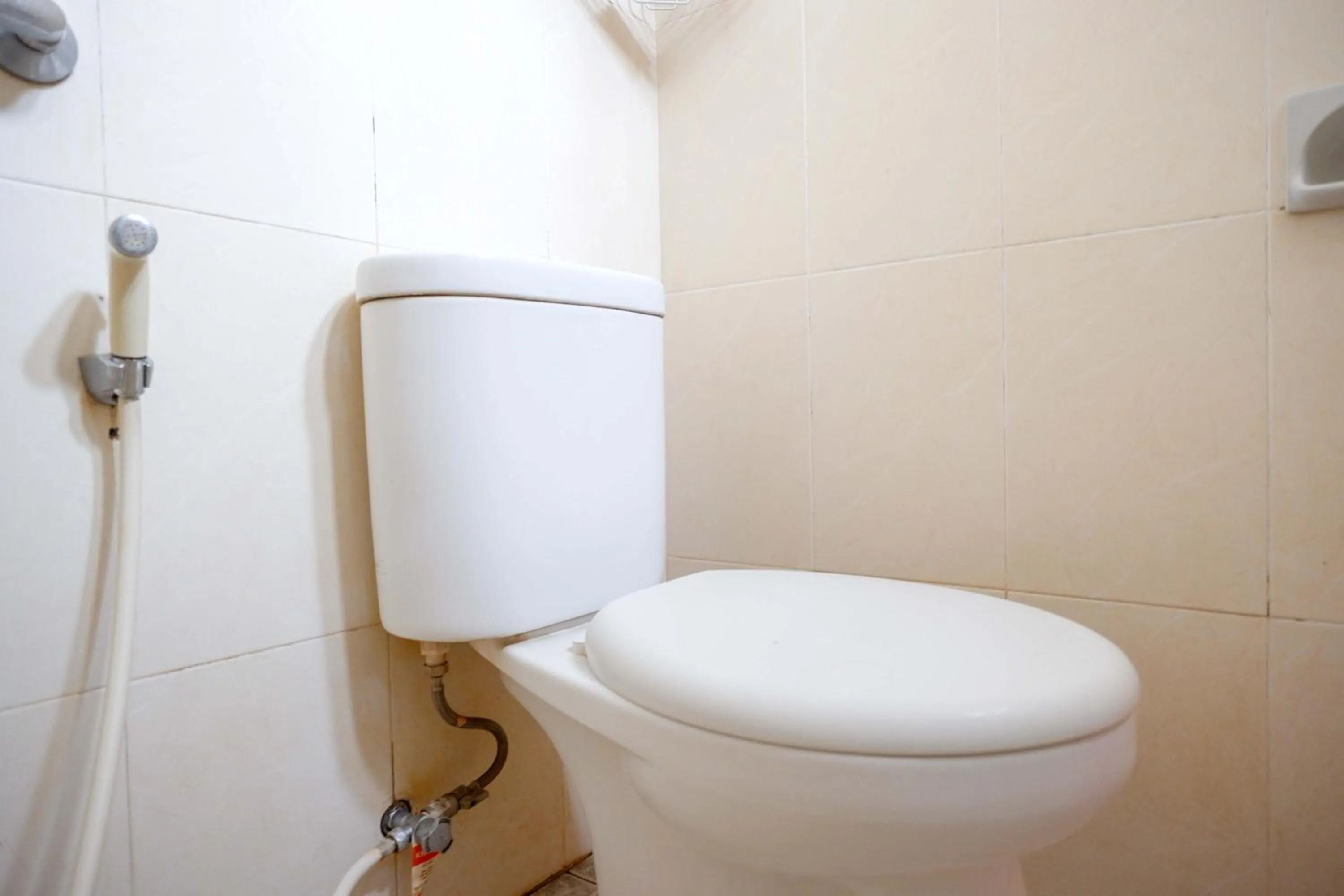 Bathroom in RedDoorz Syariah near PLTU Cilacap