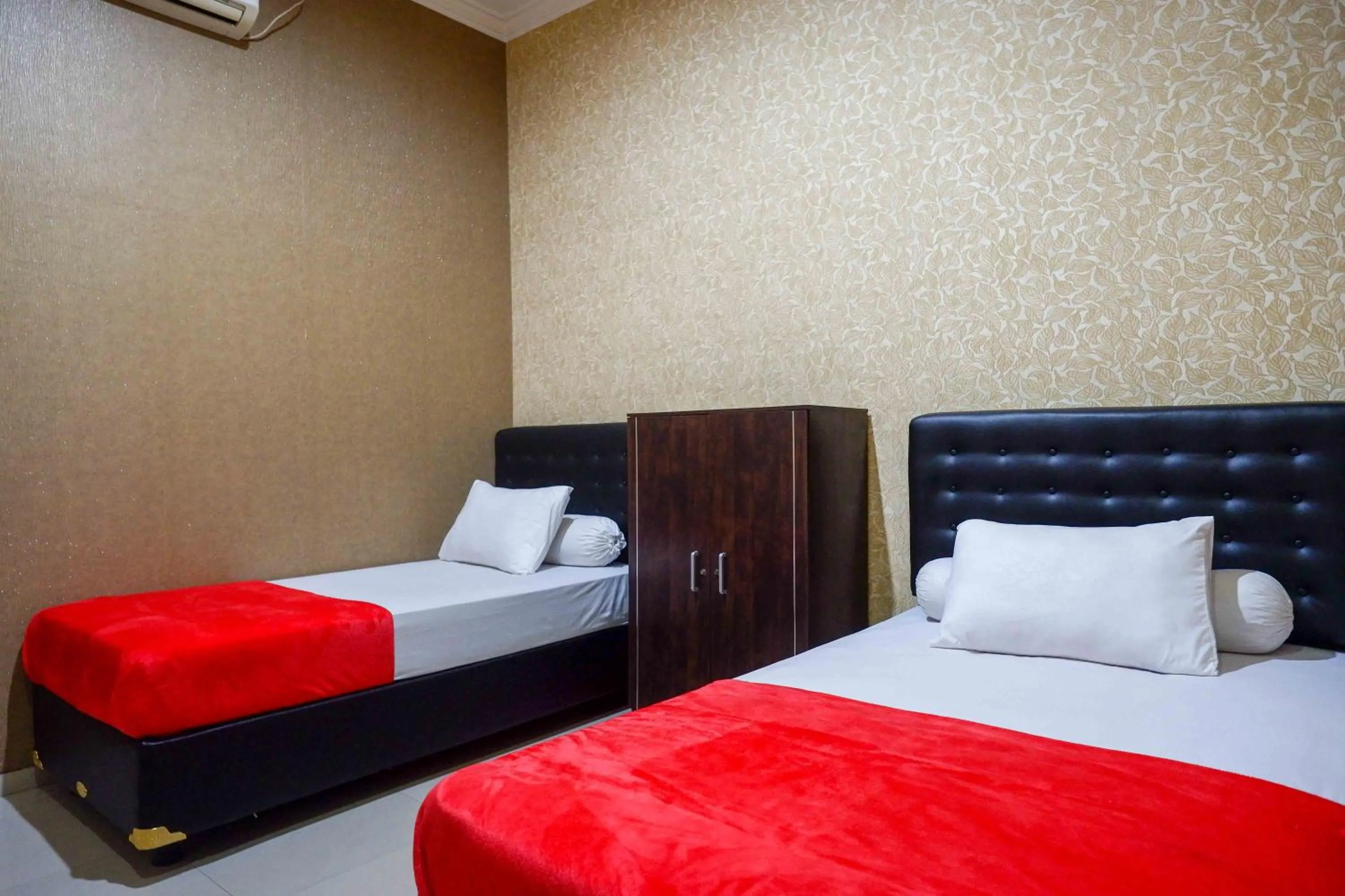 Bedroom in RedDoorz Syariah near PLTU Cilacap