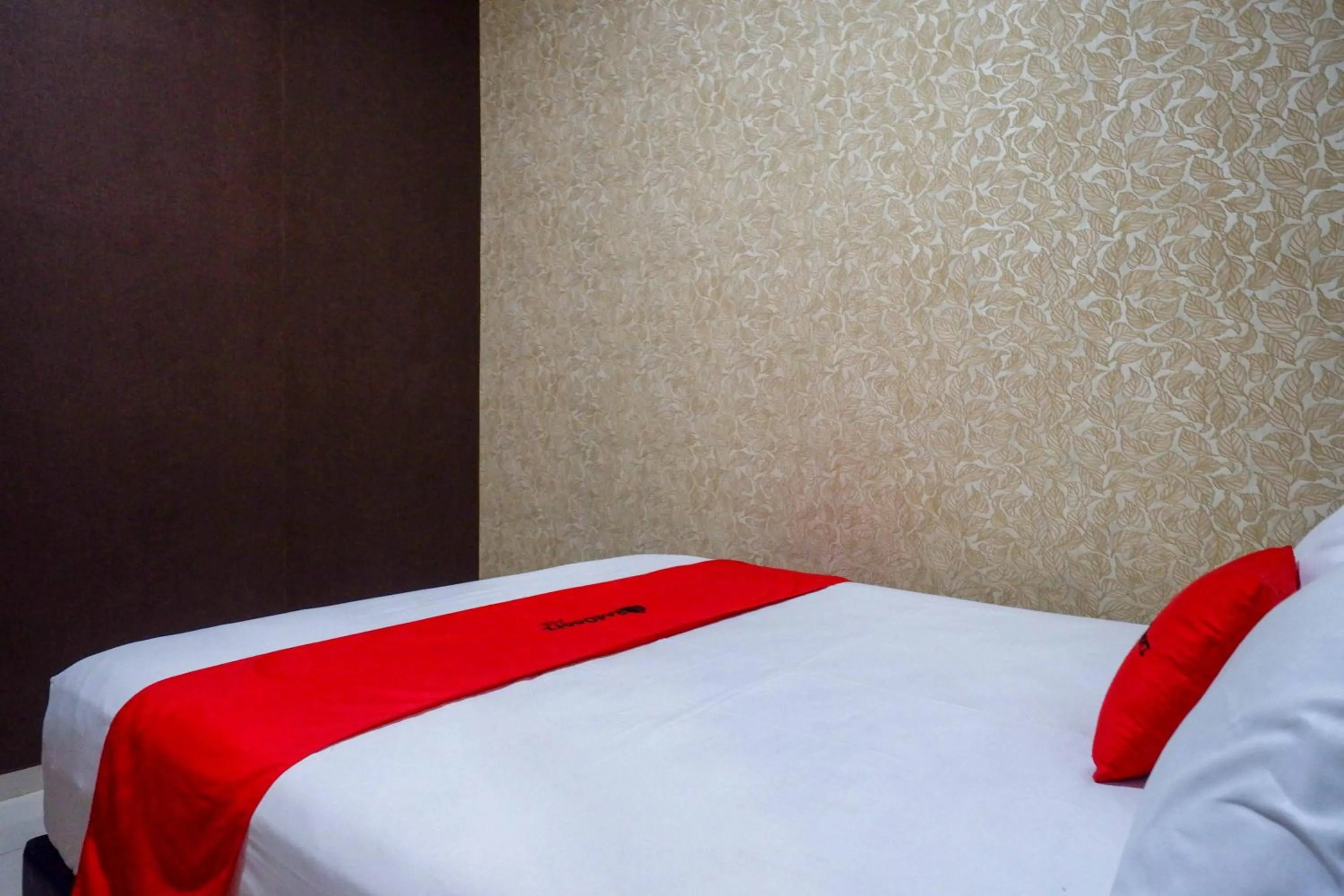 Bedroom in RedDoorz Syariah near PLTU Cilacap