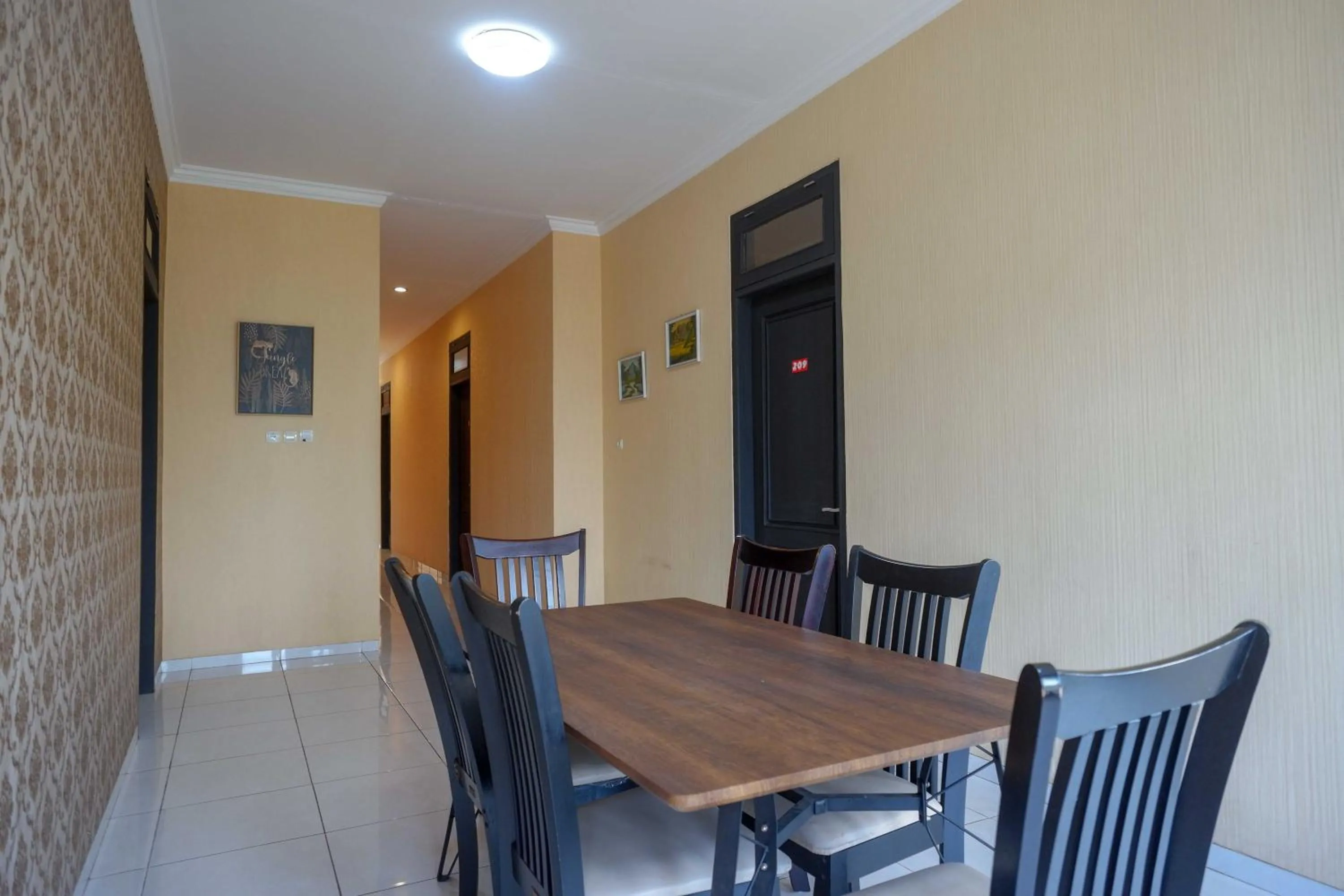 Seating area in RedDoorz Syariah near PLTU Cilacap