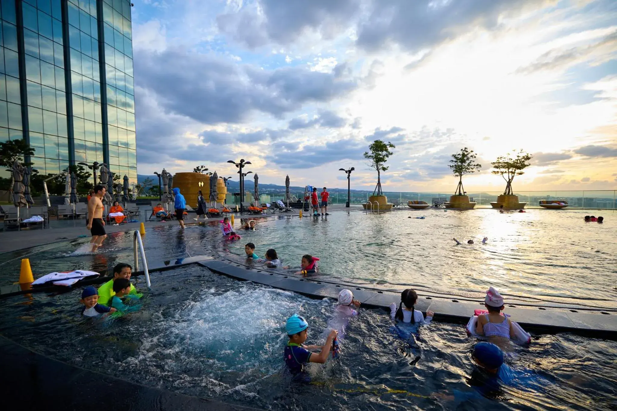 Swimming pool in Grand Hyatt Jeju Swimming pool in Grand Hyatt Jeju