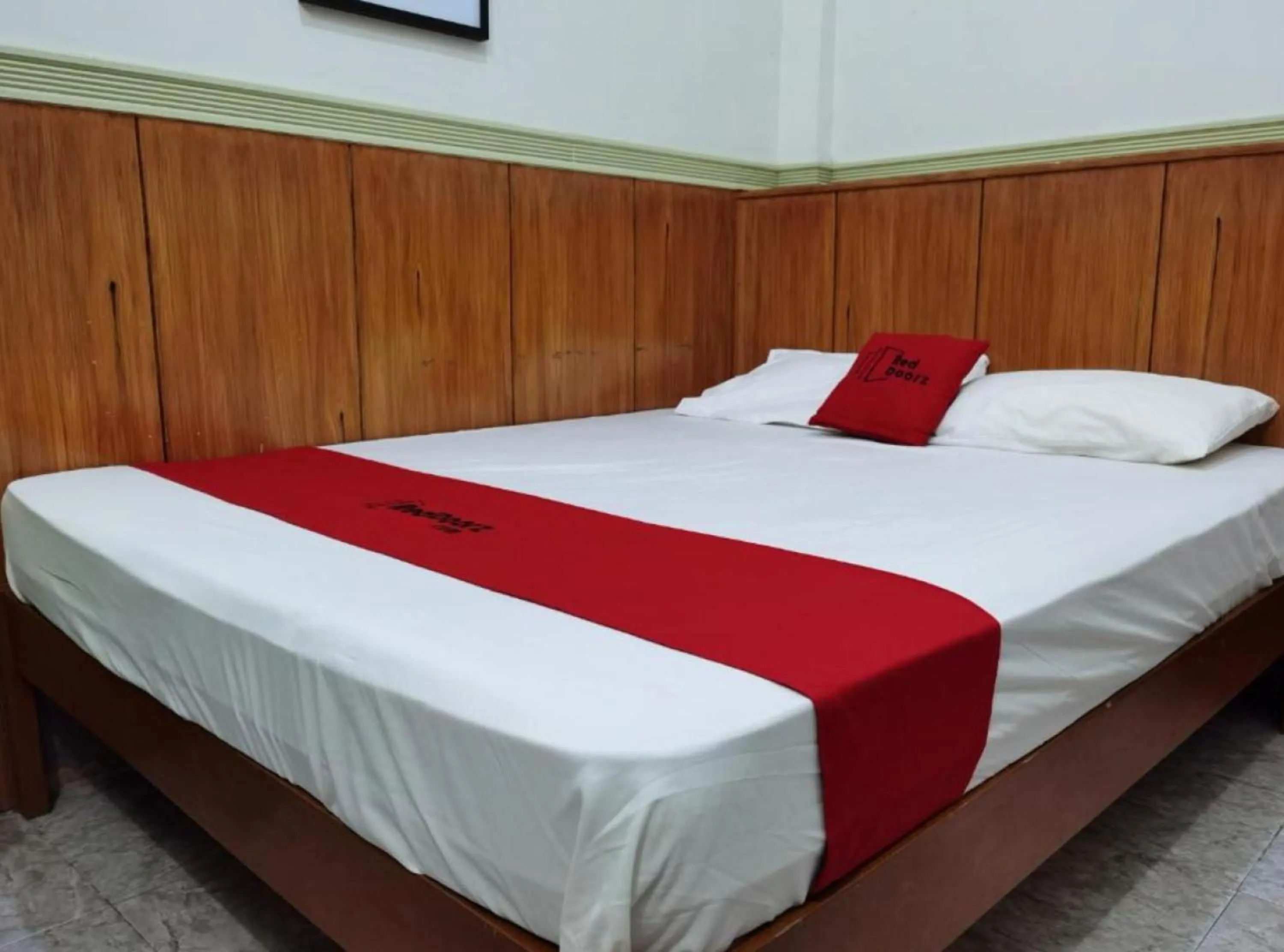 Bed in RedDoorz near Colgante Bridge Naga City