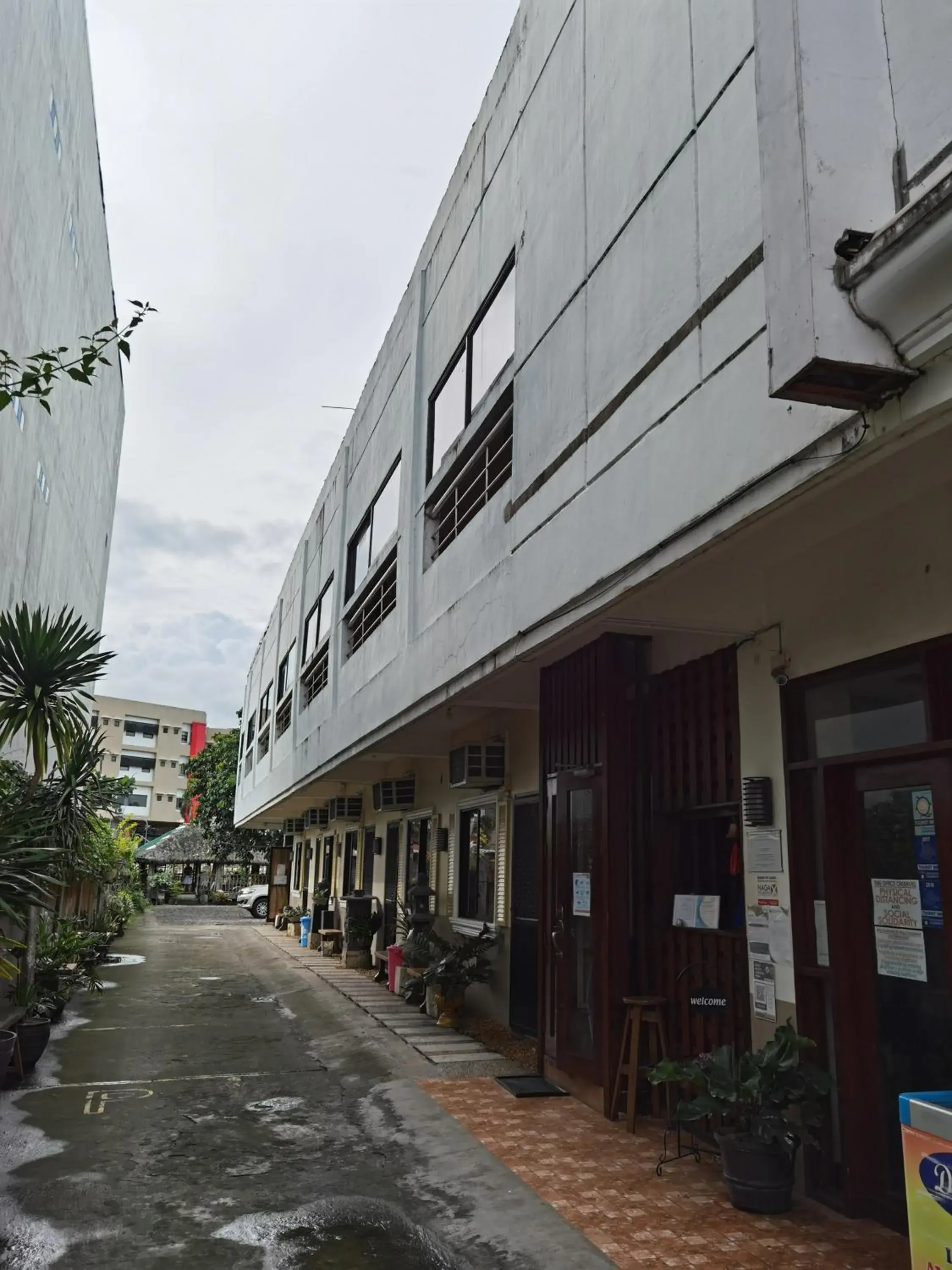 Facade/entrance in RedDoorz near Colgante Bridge Naga City Facade/entrance in RedDoorz near Colgante Bridge Naga City