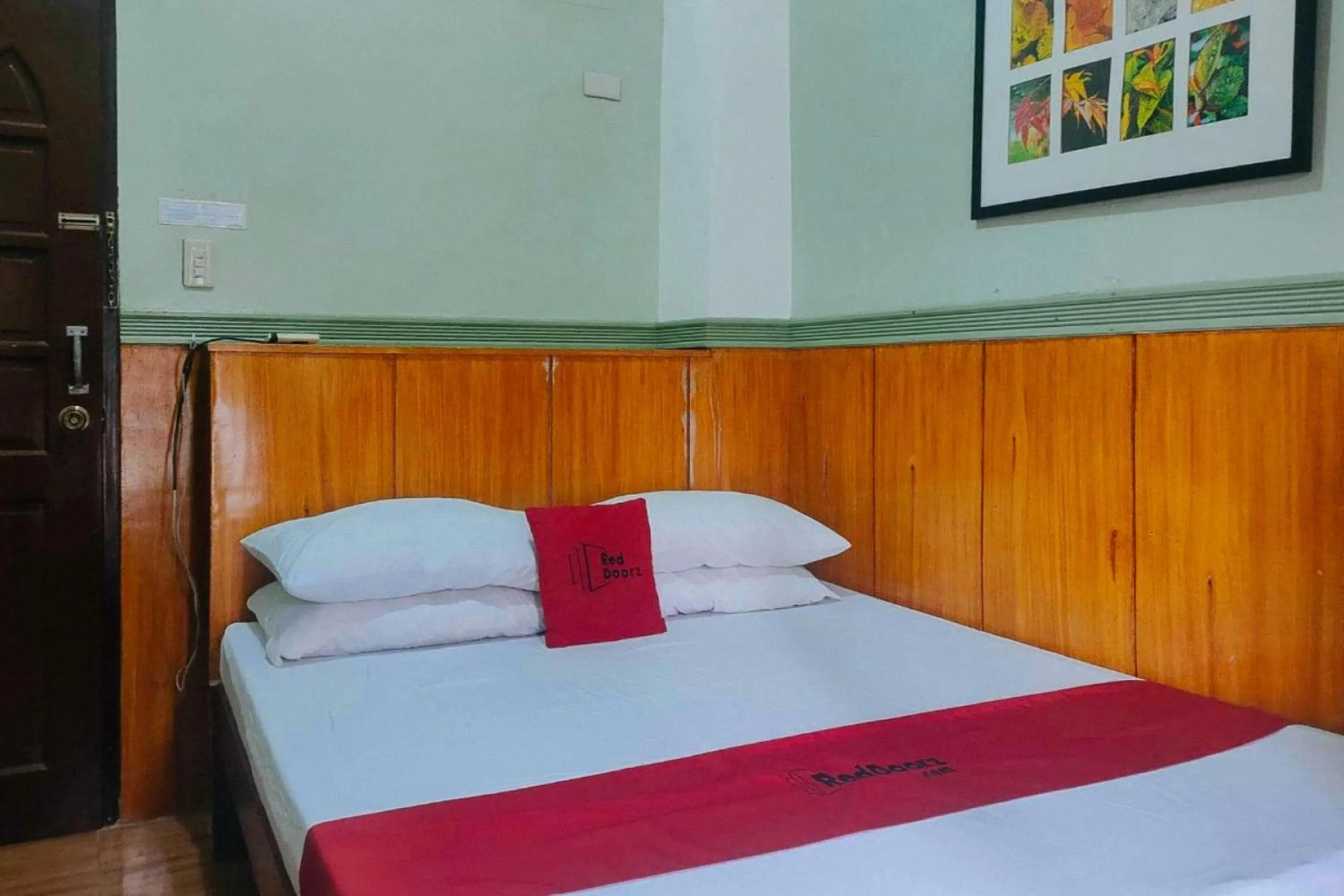 Bed in RedDoorz near Colgante Bridge Naga City