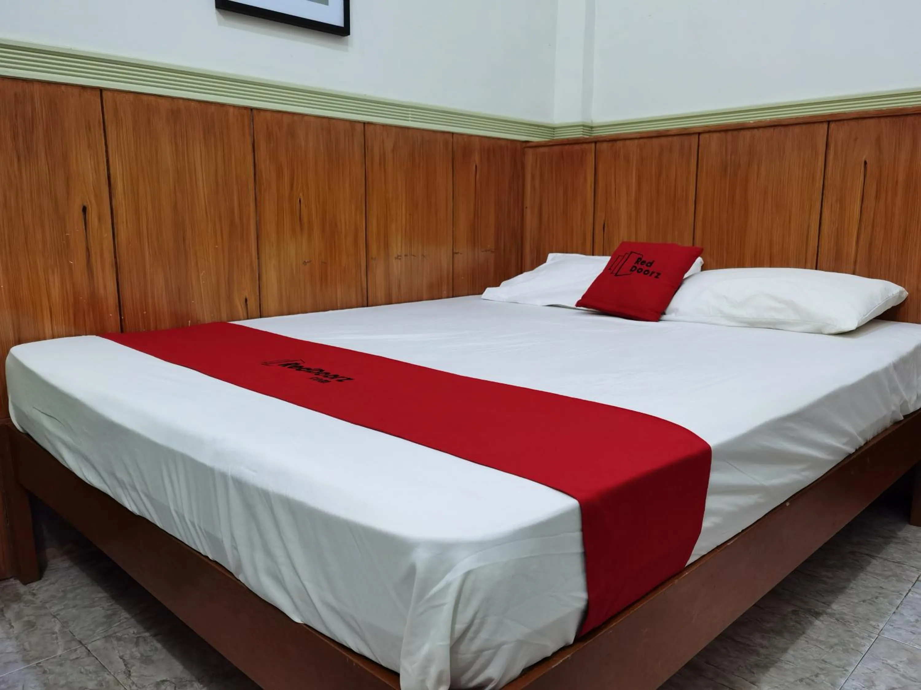 Bed in RedDoorz near Colgante Bridge Naga City