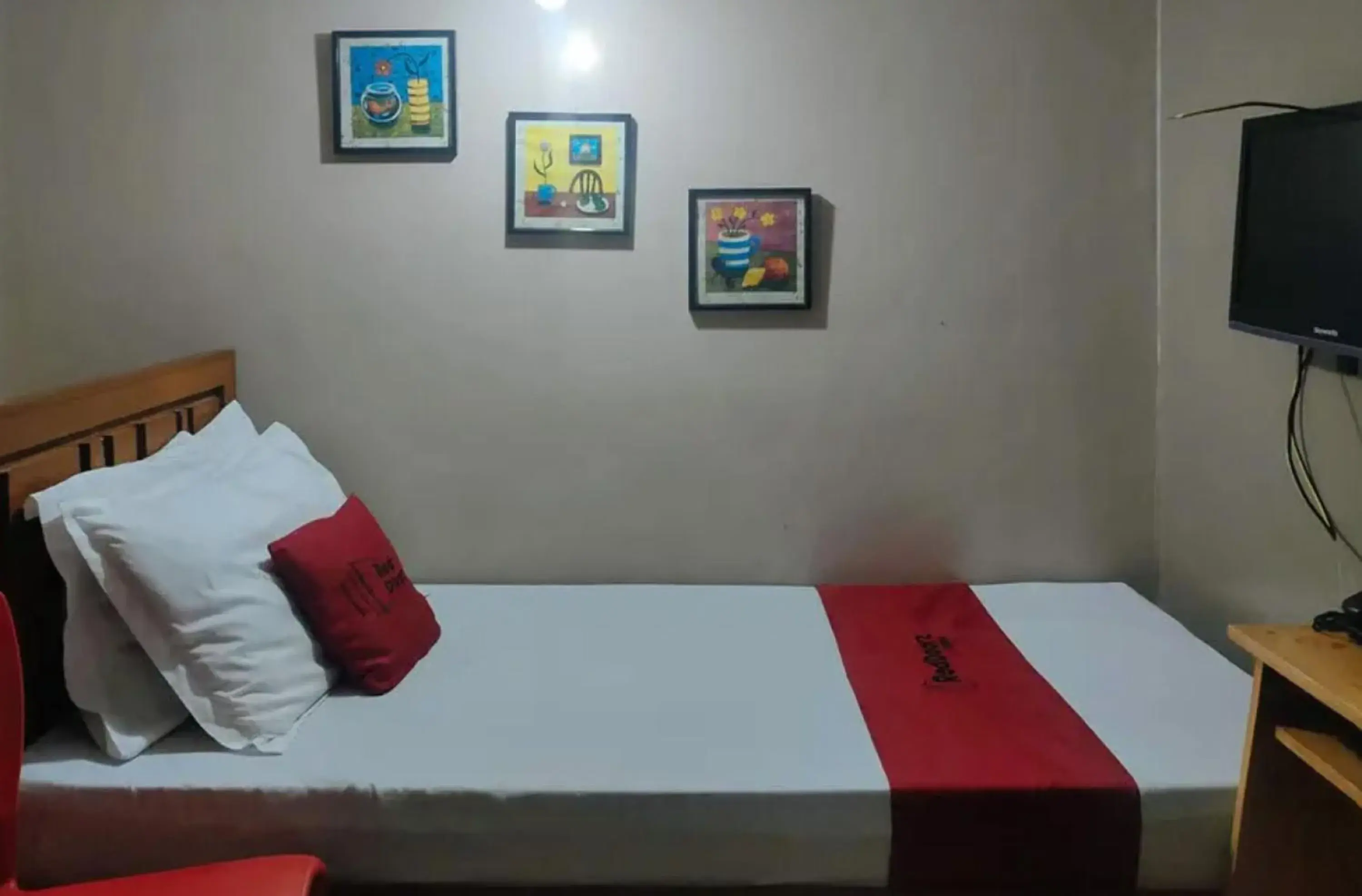 Bed in RedDoorz near Colgante Bridge Naga City Bed in RedDoorz near Colgante Bridge Naga City