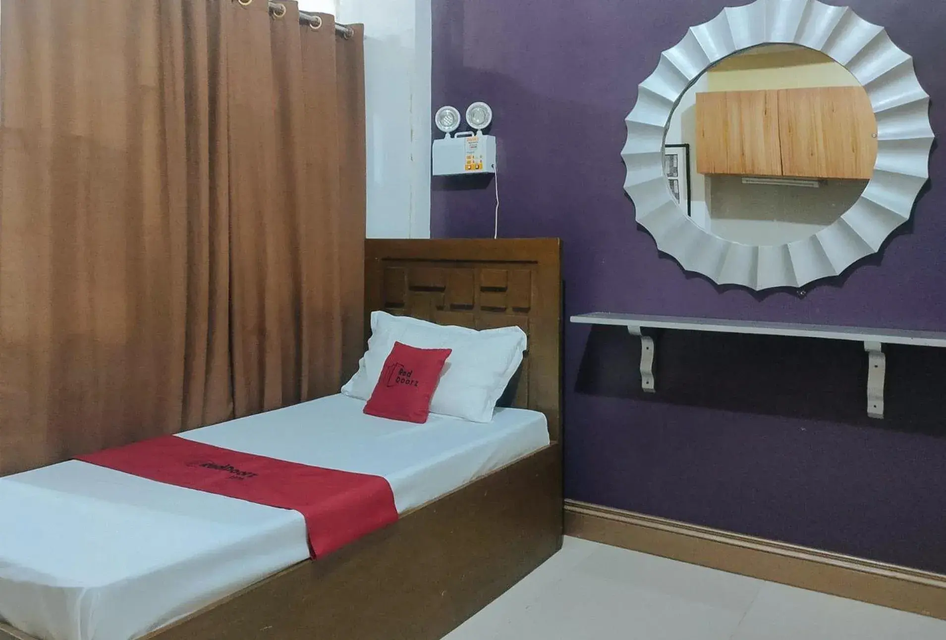 Bed in RedDoorz near Colgante Bridge Naga City Bed in RedDoorz near Colgante Bridge Naga City