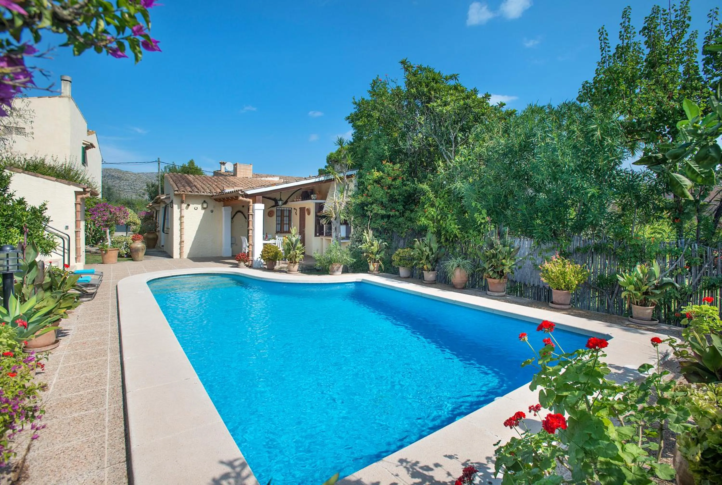 Property building in Owl Booking Villa Mateu - 5 Min Walk to the Old Town