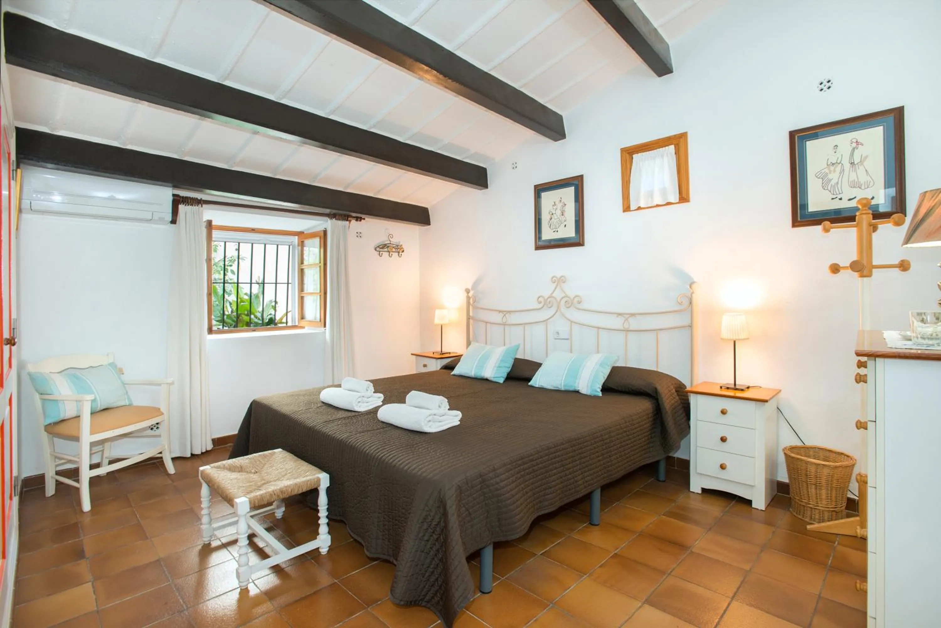 Bedroom, Bed in Owl Booking Villa Mateu - 5 Min Walk to the Old Town