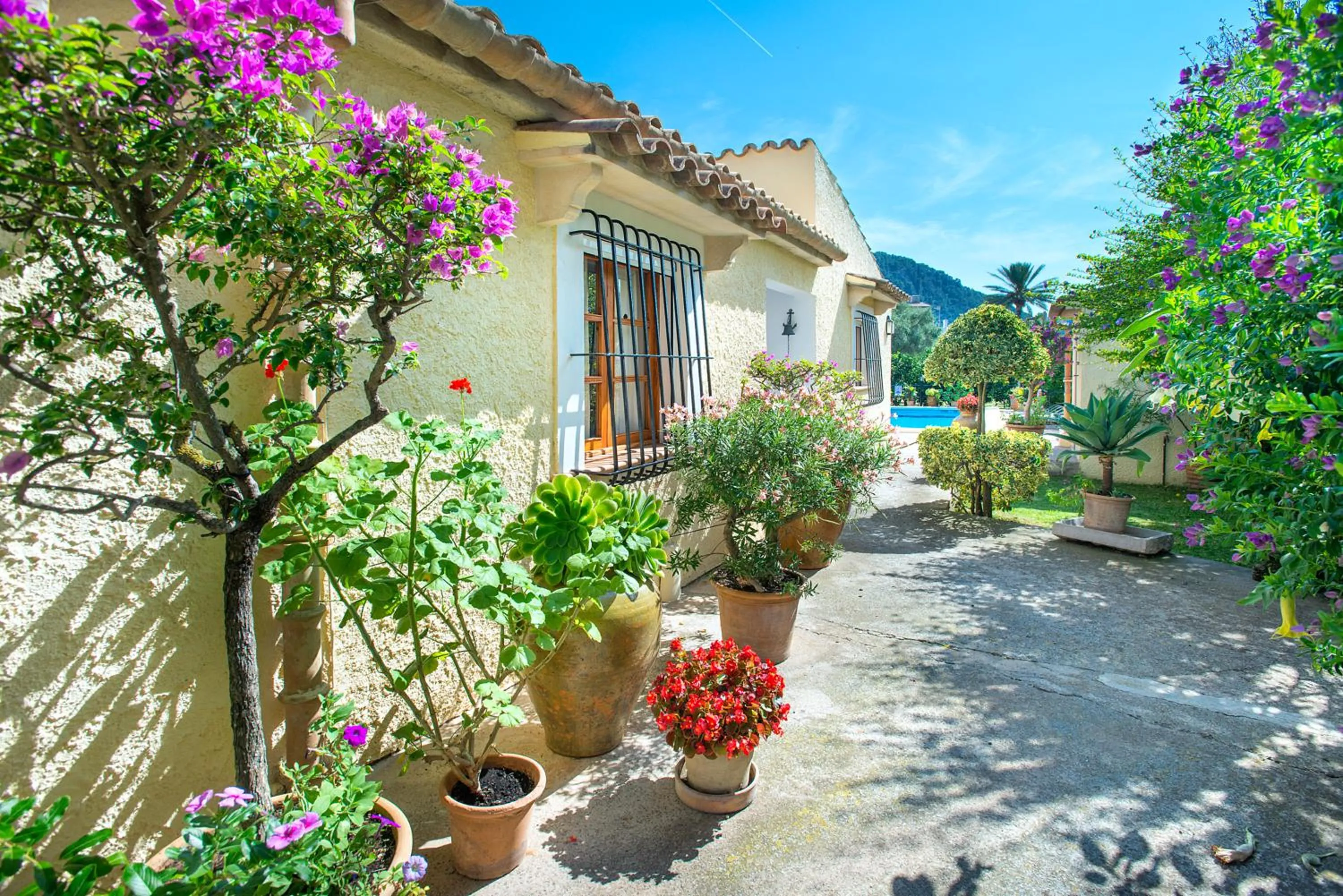 Property building in Owl Booking Villa Mateu - 5 Min Walk to the Old Town