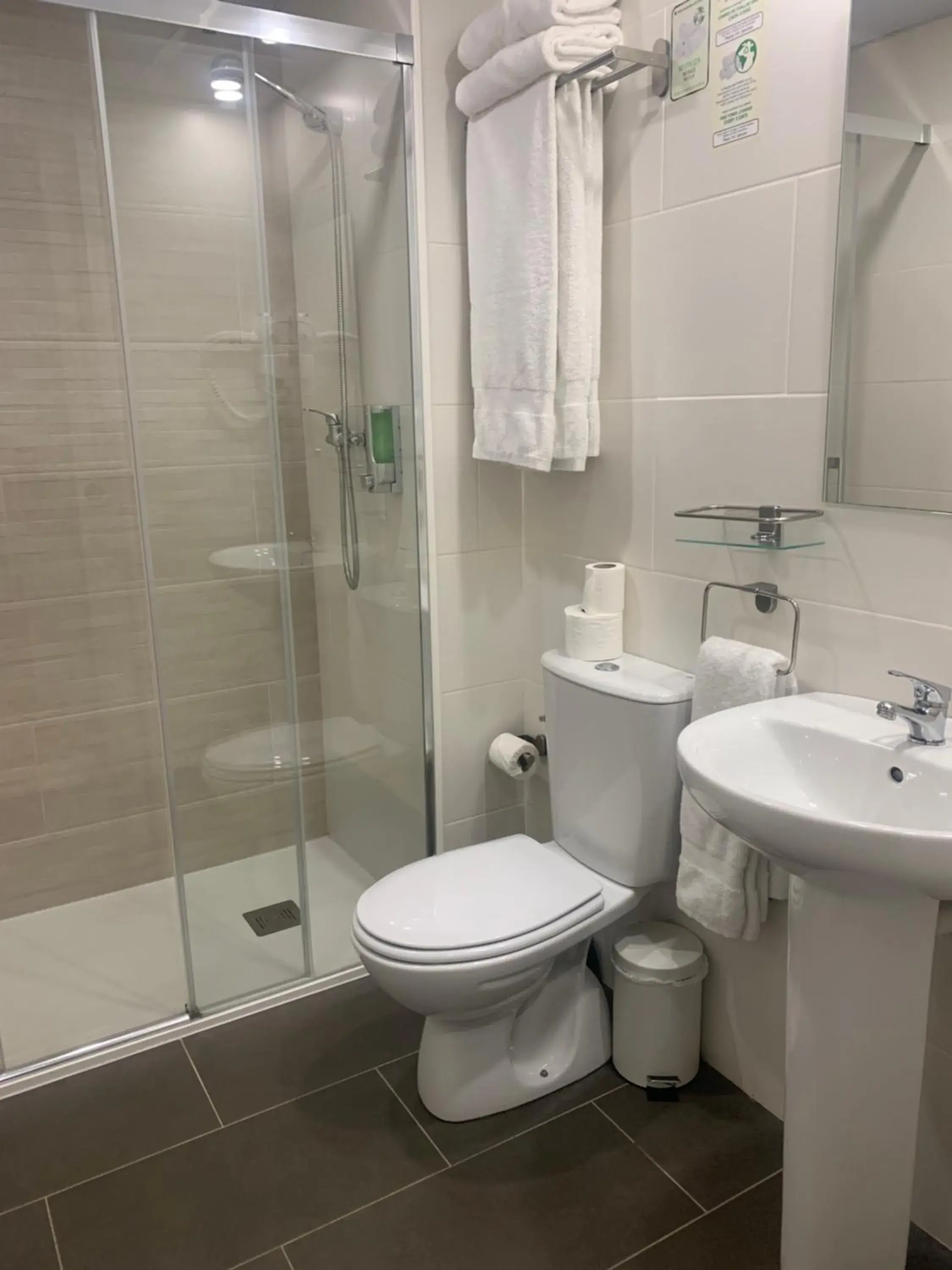 Family Double Room in Hotel BESTPRICE Girona Family Double Room in Hotel BESTPRICE Girona