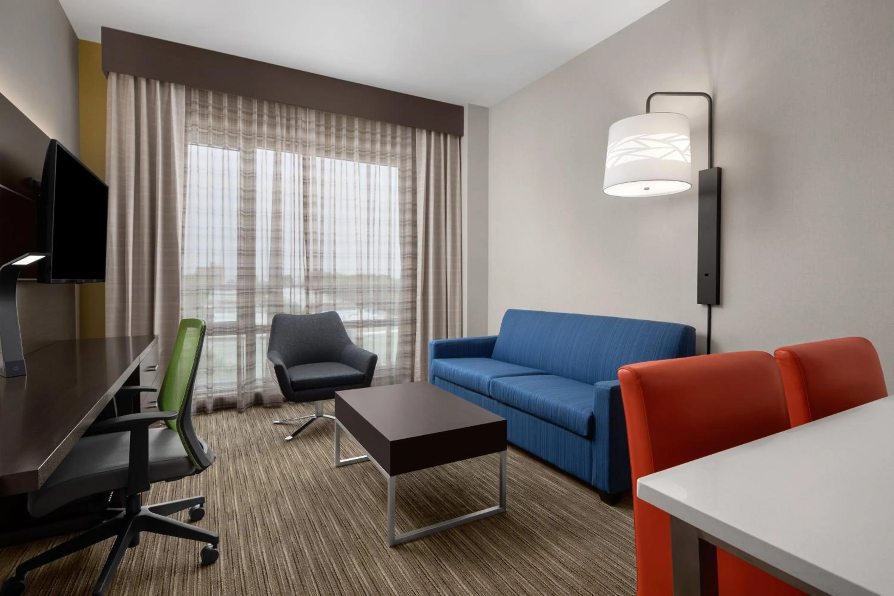 TV and multimedia in Holiday Inn Express & Suites Woodside LaGuardia Airport