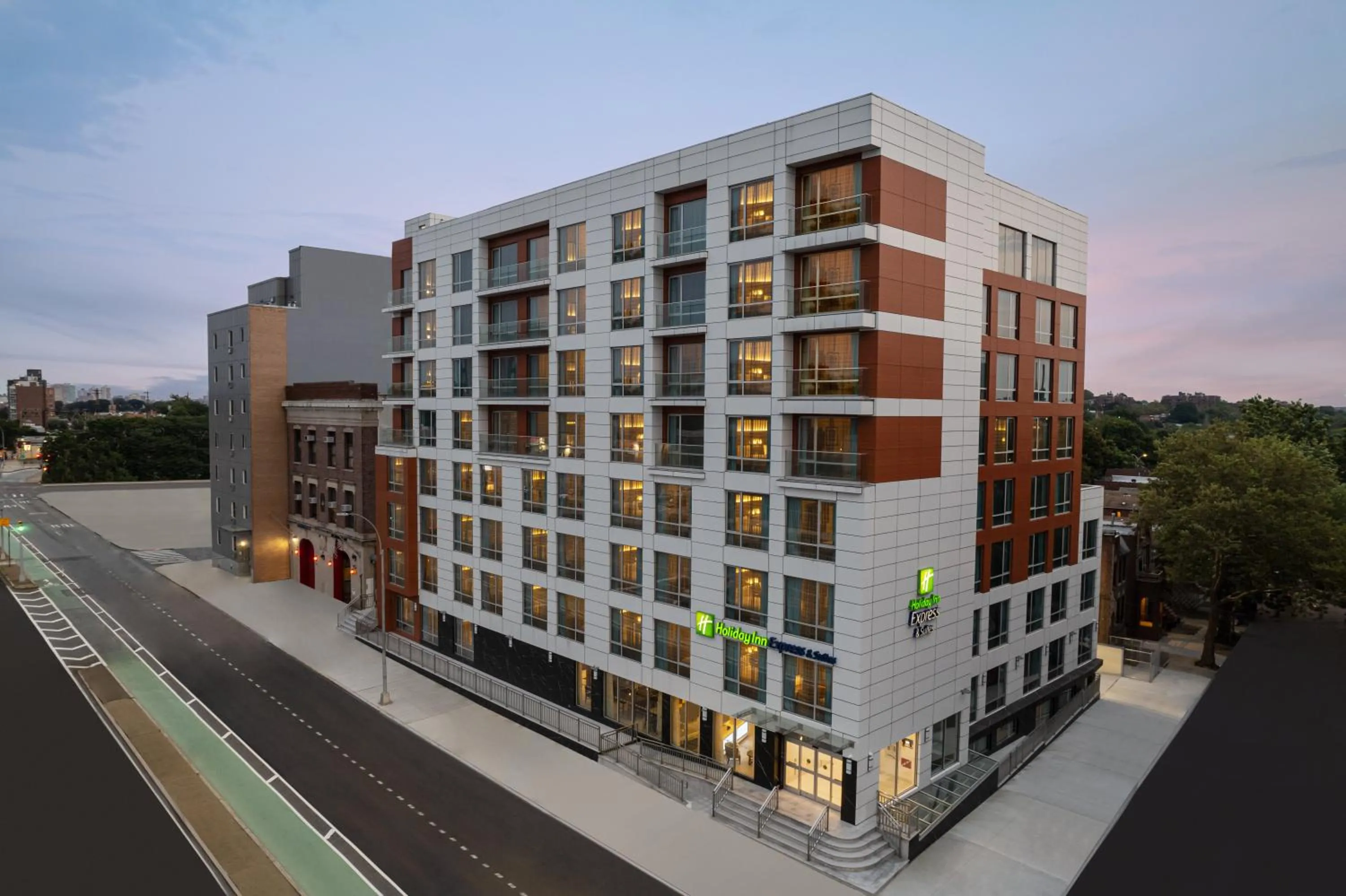 Property building in Holiday Inn Express & Suites Woodside LaGuardia Airport