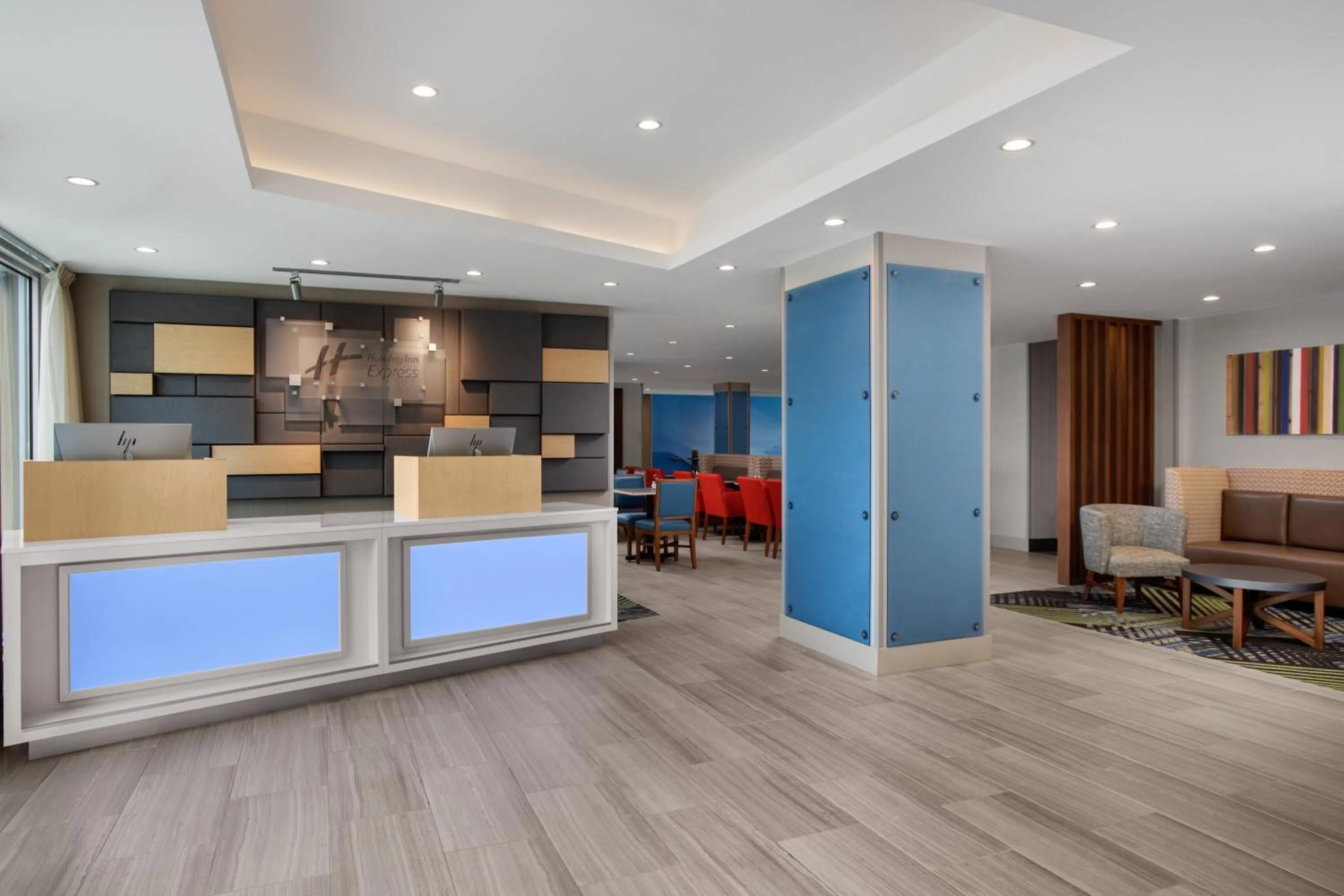 Property building in Holiday Inn Express & Suites Woodside LaGuardia Airport