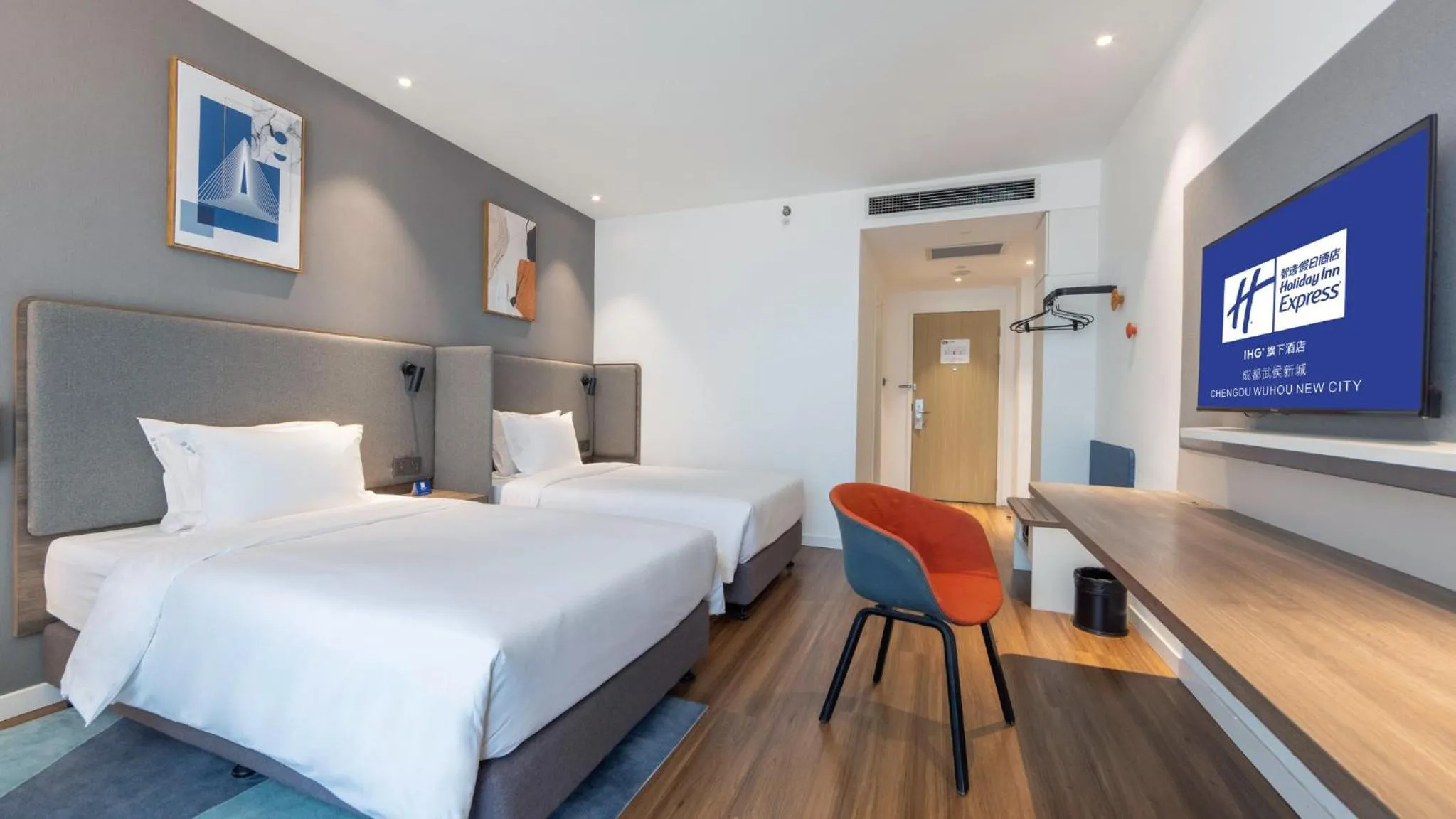 Photo of the whole room, Bed in Holiday Inn Express Chengdu Wuhou New City by IHG