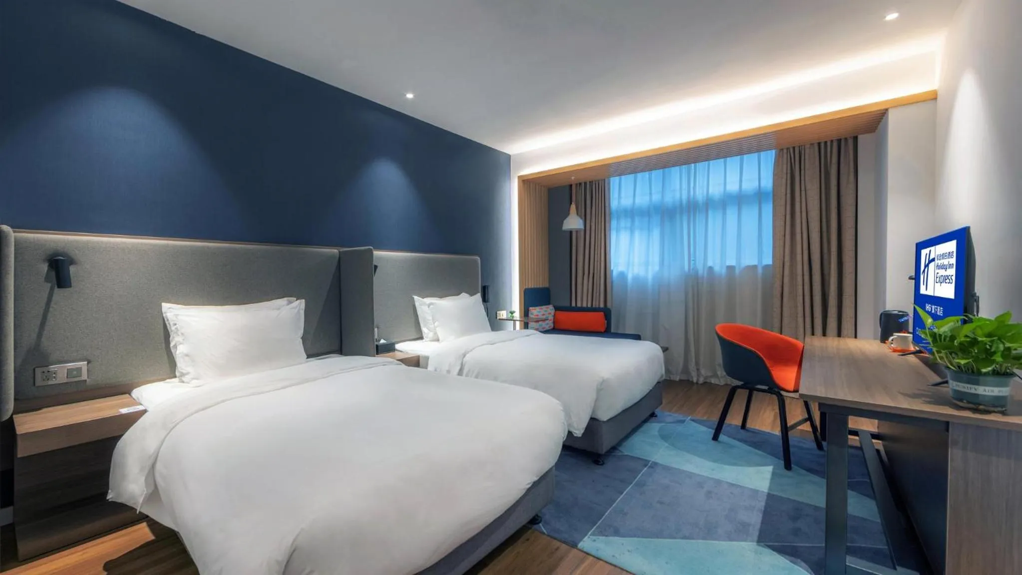 Photo of the whole room, Bed in Holiday Inn Express Chengdu Wuhou New City by IHG