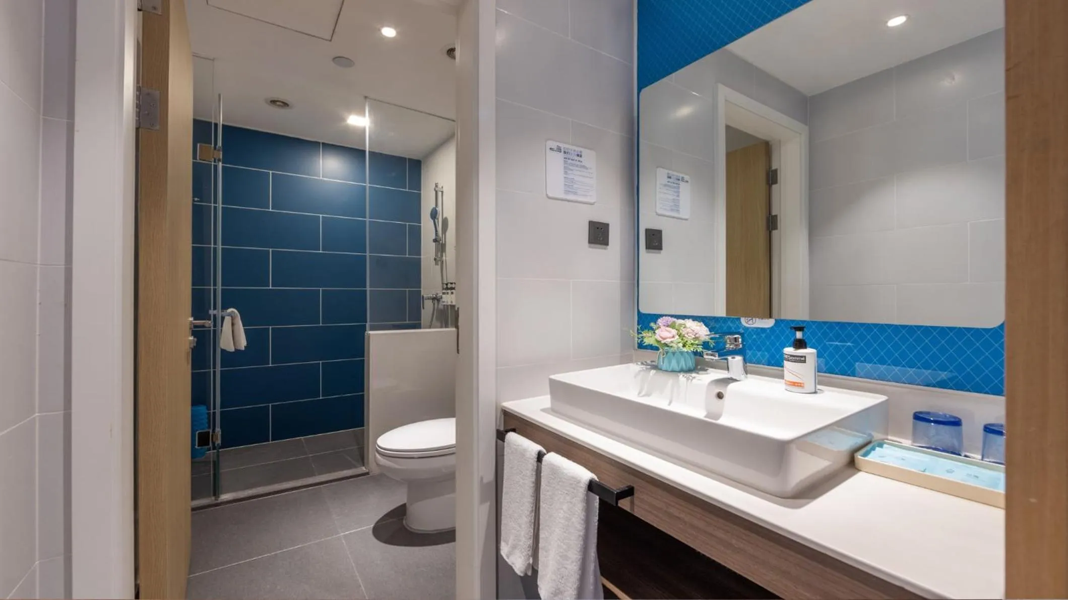 Photo of the whole room in Holiday Inn Express Chengdu Wuhou New City by IHG