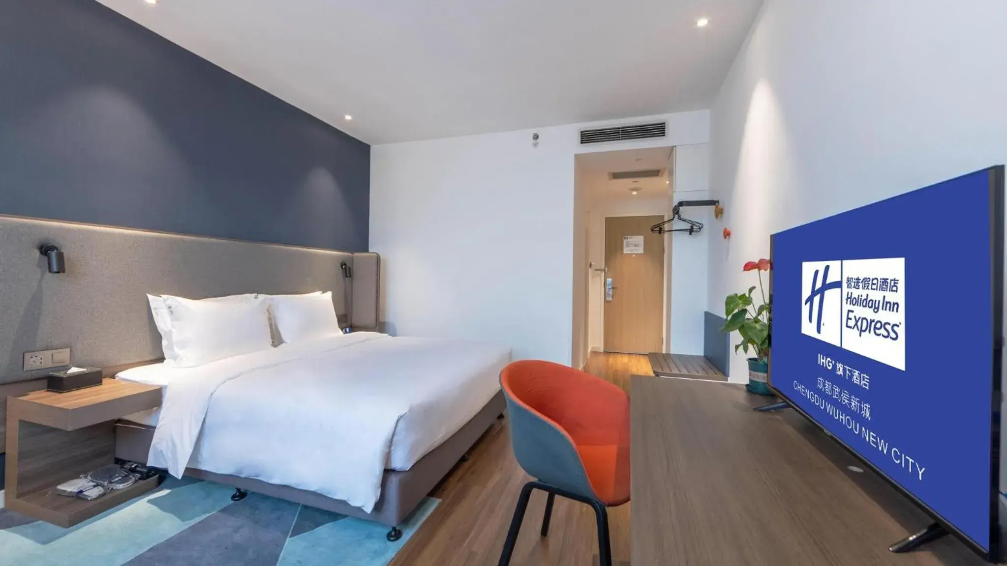 Standard King Room with City View in Holiday Inn Express Chengdu Wuhou New City by IHG Standard King Room with City View in Holiday Inn Express Chengdu Wuhou New City by IHG