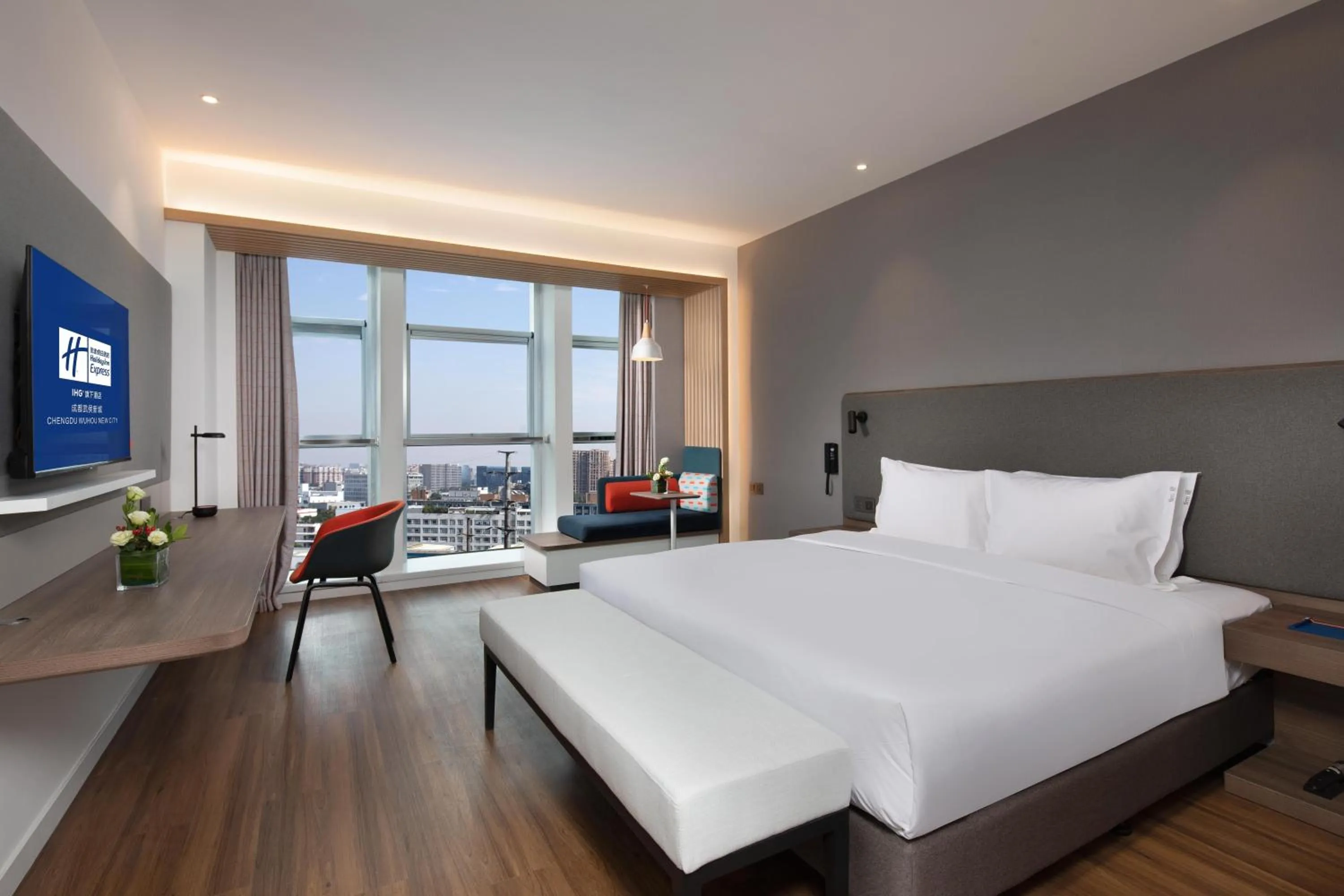 Photo of the whole room, Bed in Holiday Inn Express Chengdu Wuhou New City by IHG