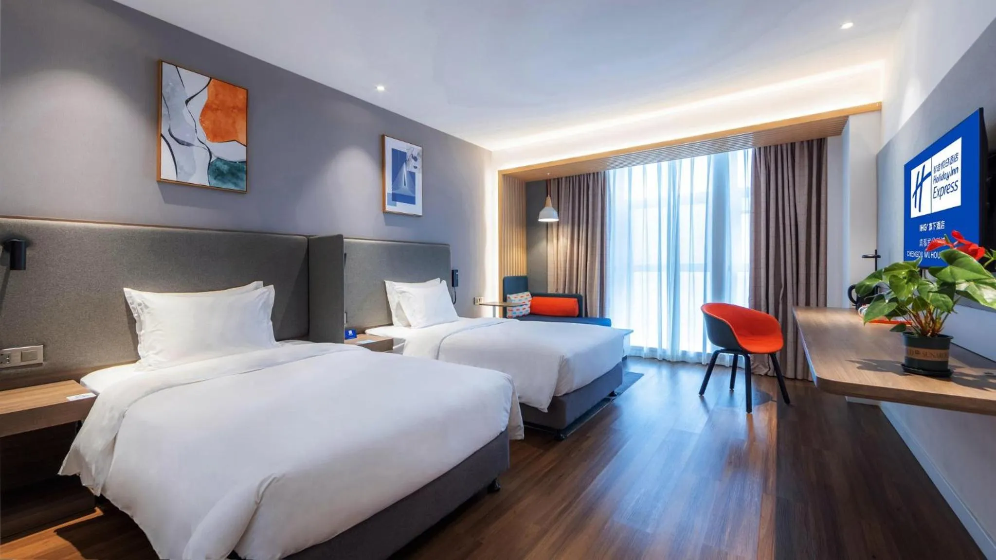 Photo of the whole room, Bed in Holiday Inn Express Chengdu Wuhou New City by IHG