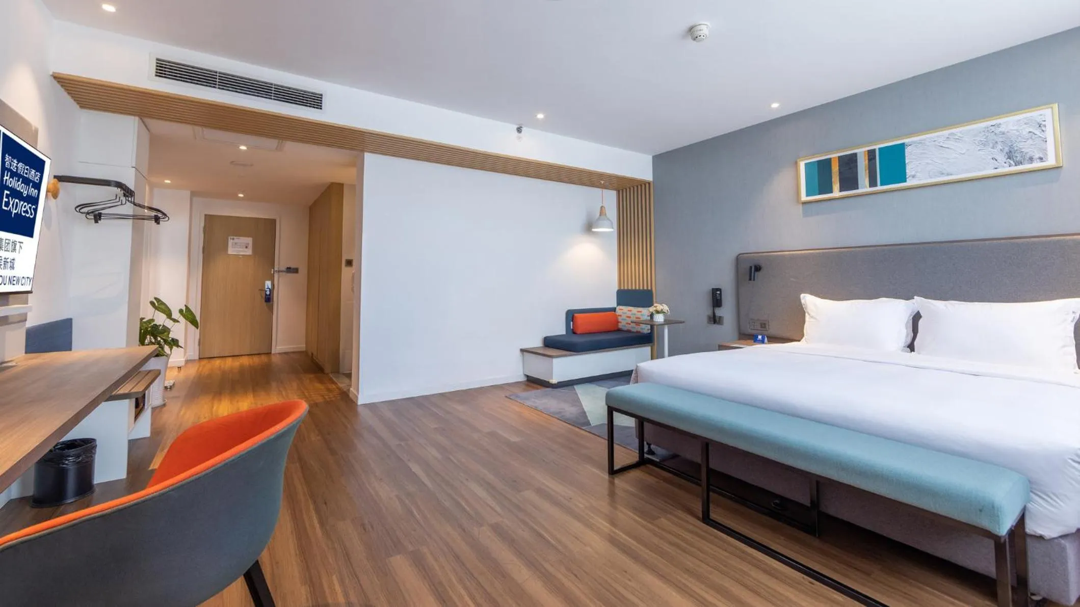 Photo of the whole room, Bed in Holiday Inn Express Chengdu Wuhou New City by IHG