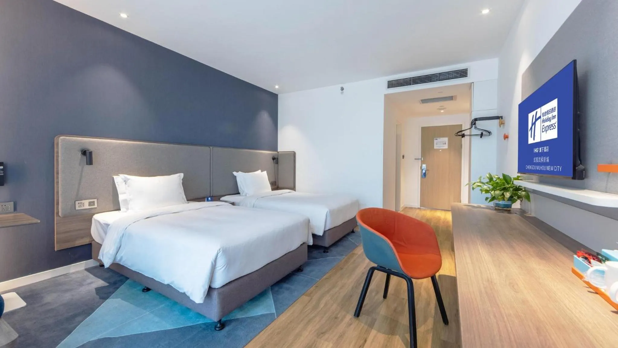 Photo of the whole room, Bed in Holiday Inn Express Chengdu Wuhou New City by IHG