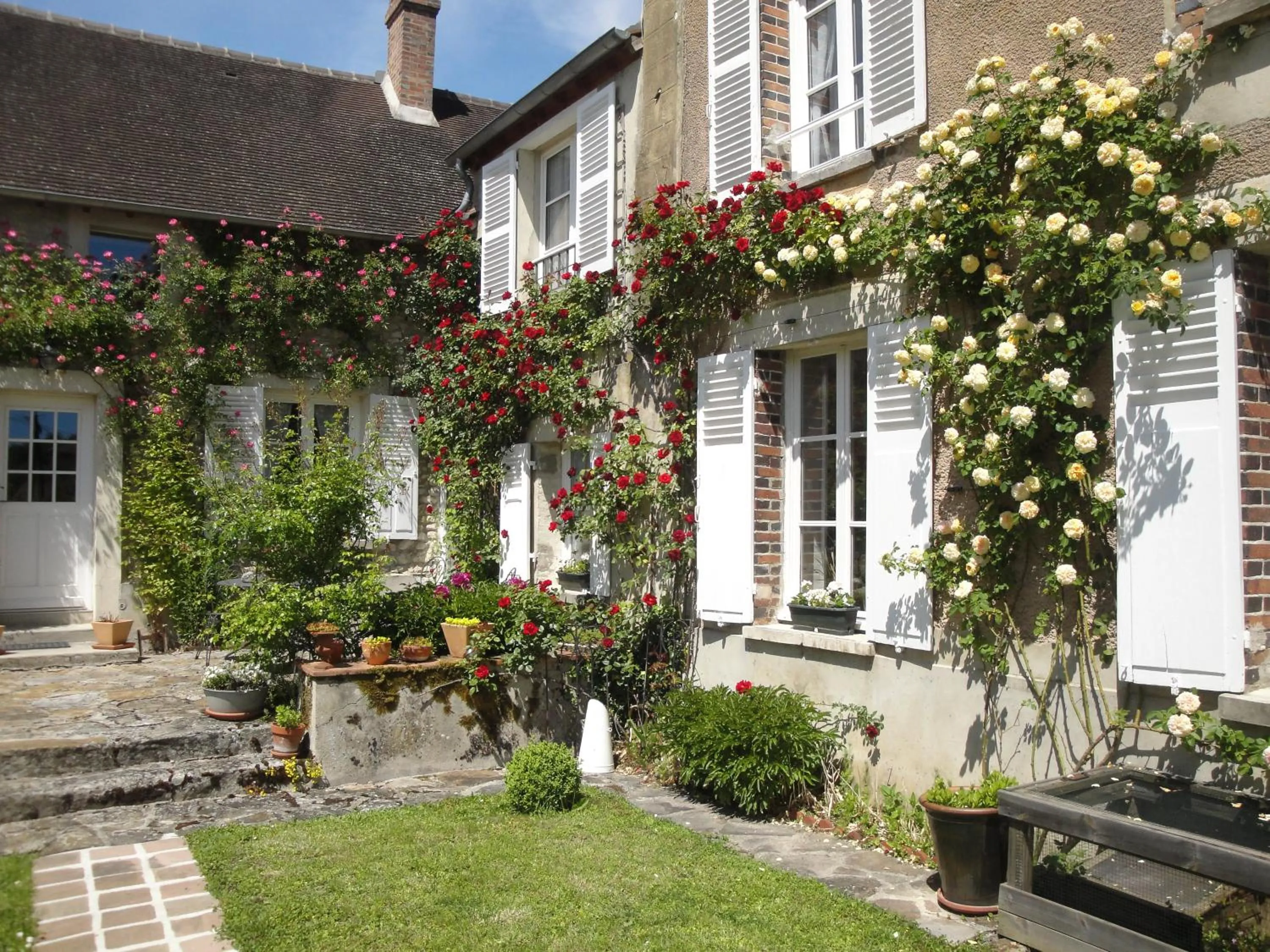 Inner courtyard view in Maison Vérosia
