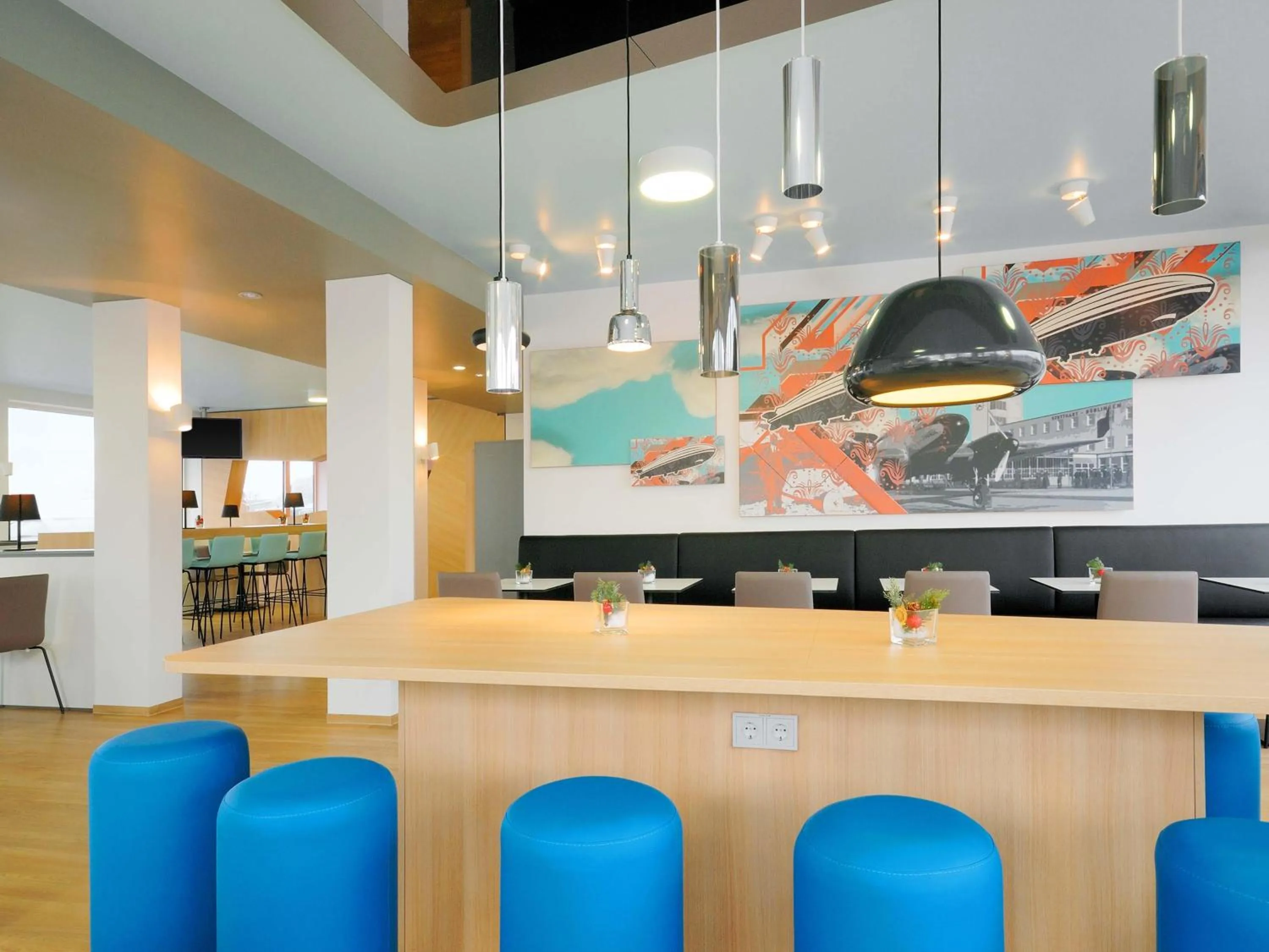 Lounge or bar in B&B Hotel Böblingen