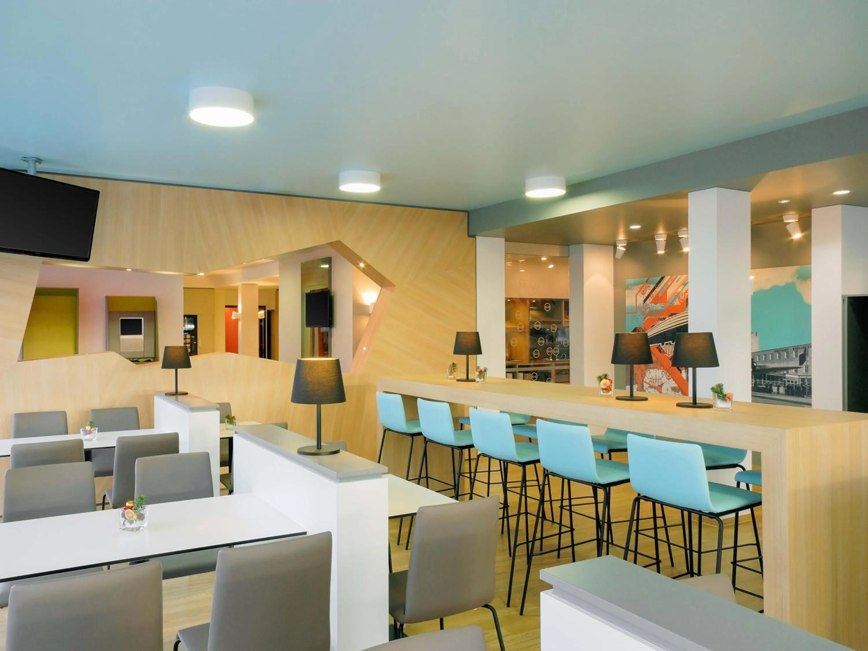 Lounge or bar in B&B Hotel Böblingen