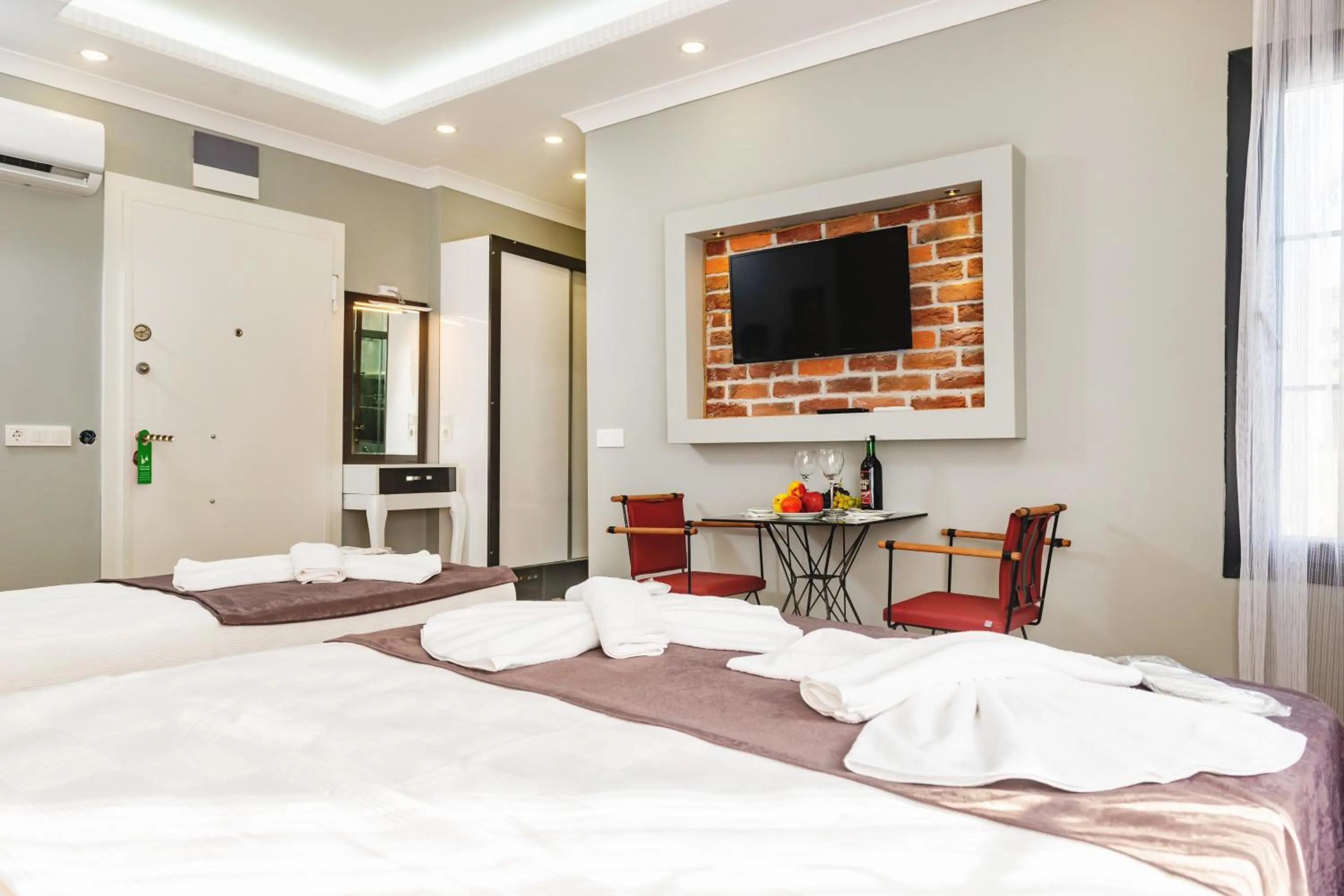 Communal lounge/ TV room, Bed in Gloria Suites Old City