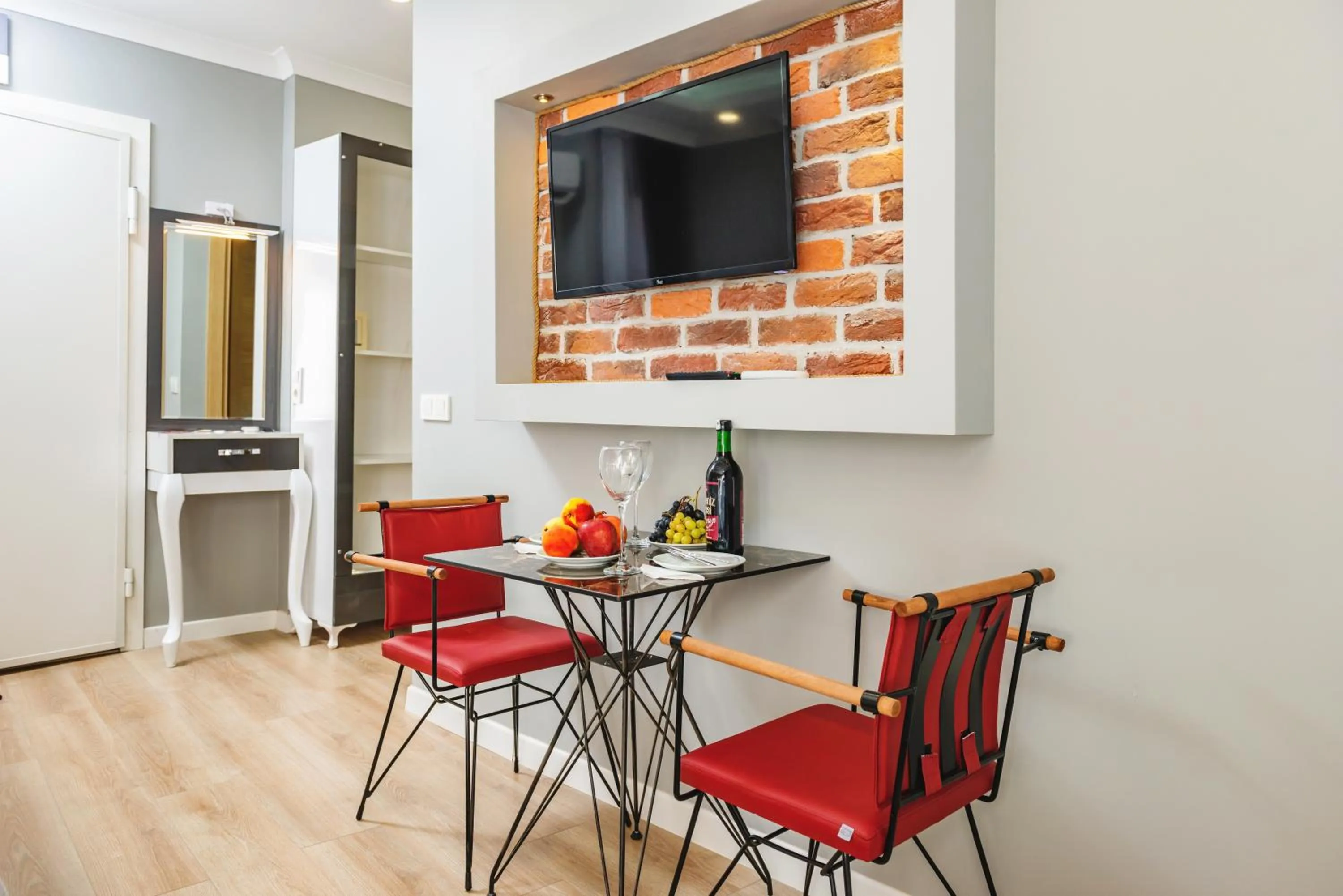 Communal lounge/ TV room in Gloria Suites Old City