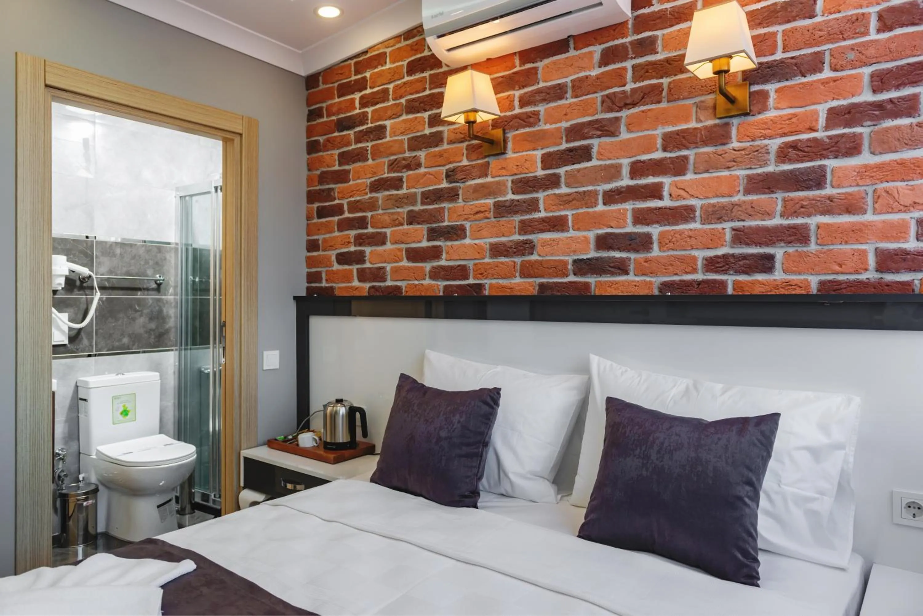 Shower in Gloria Suites Old City