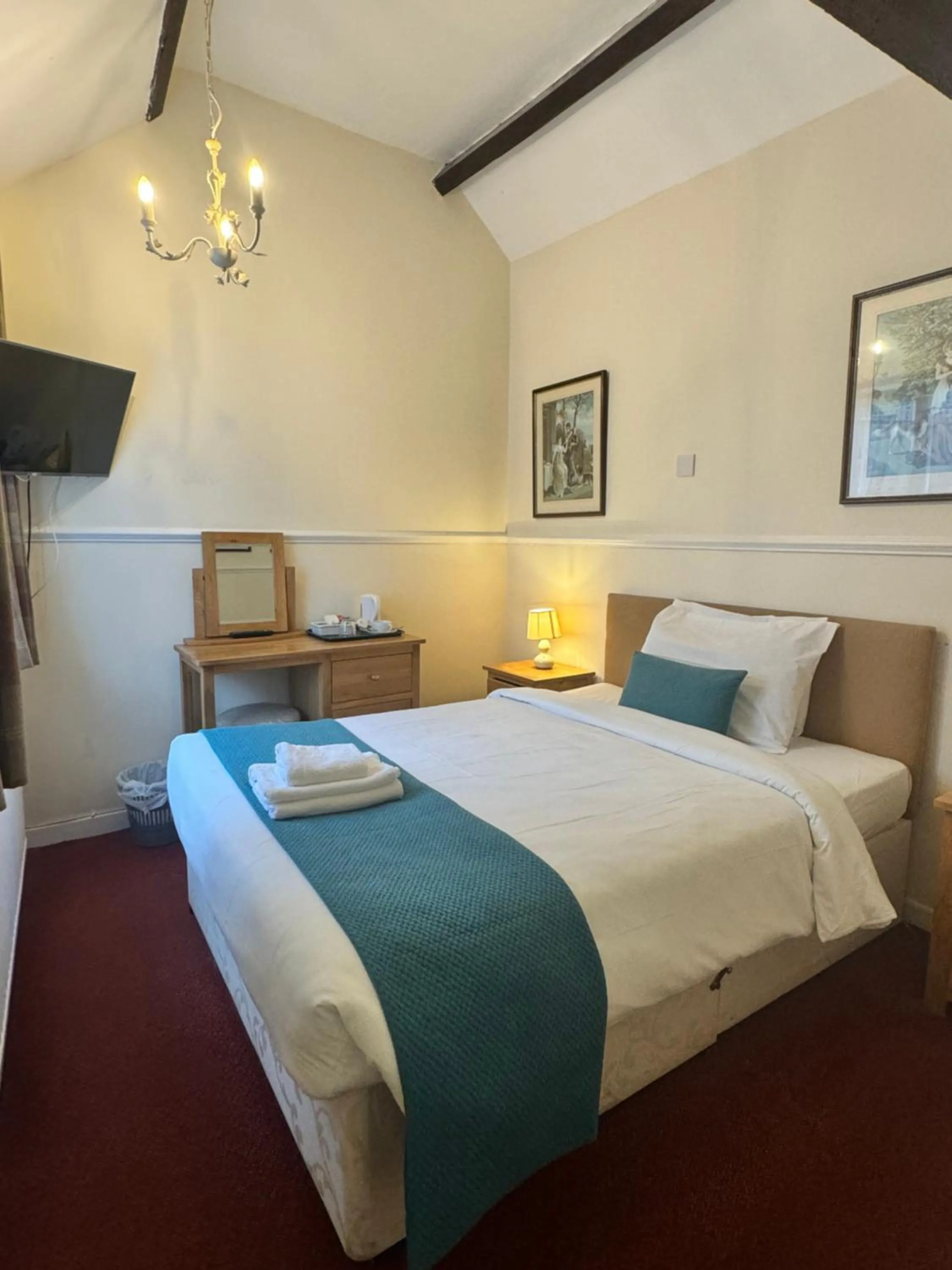 Bedroom, Bed in Crown Hotel Cotswold