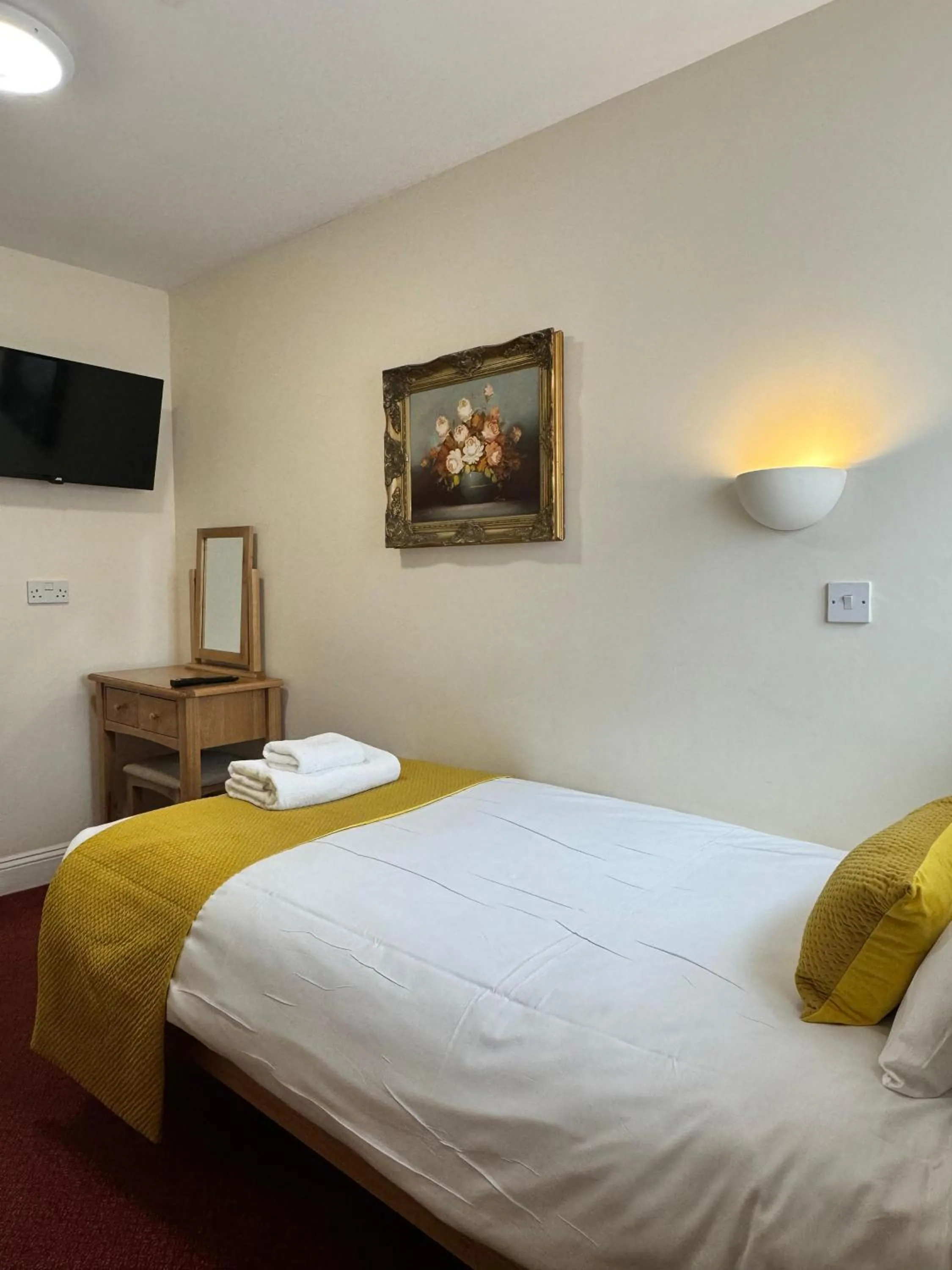 Bedroom, Bed in Crown Hotel Cotswold