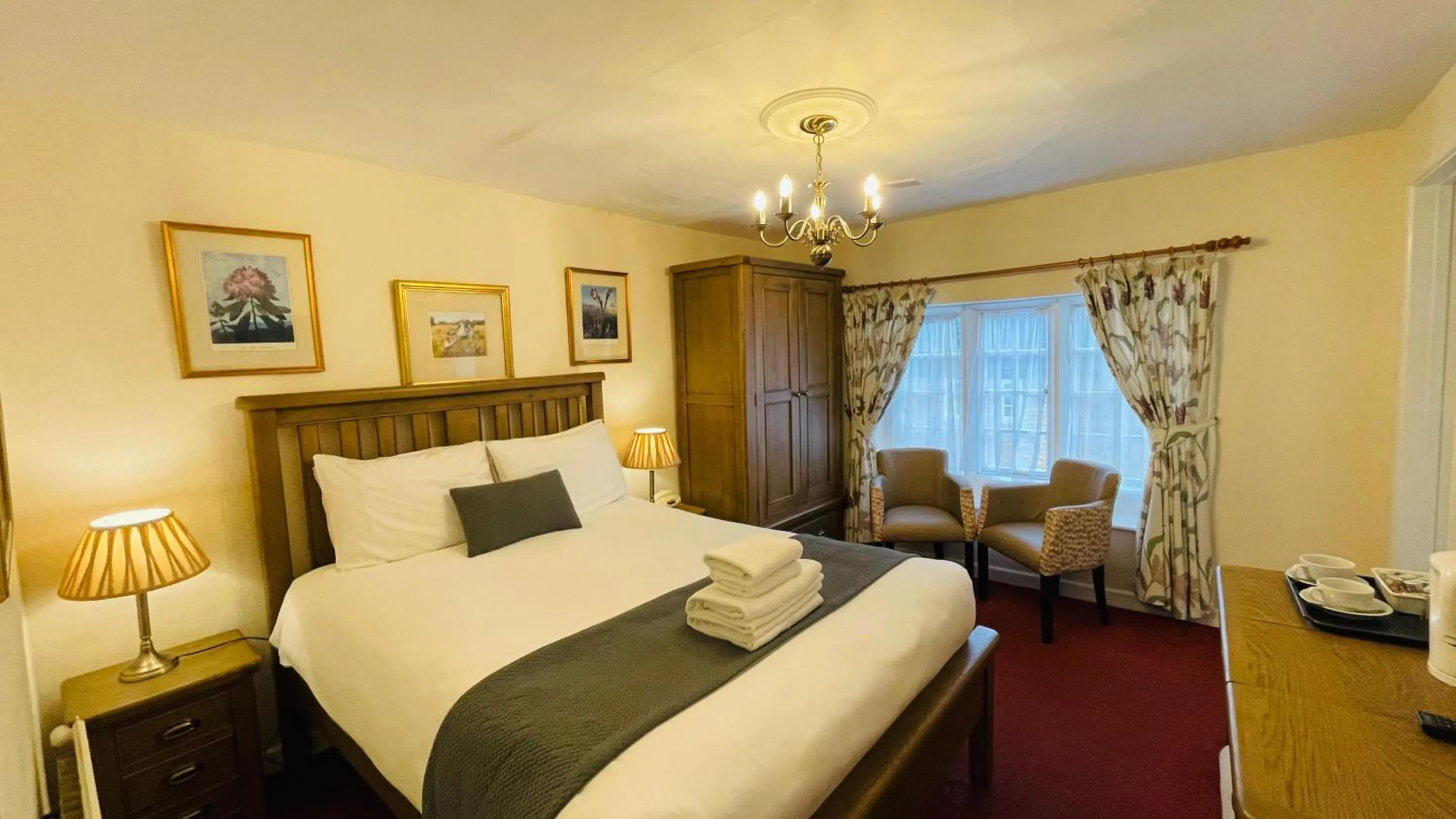 Bedroom, Bed in Crown Hotel Cotswold