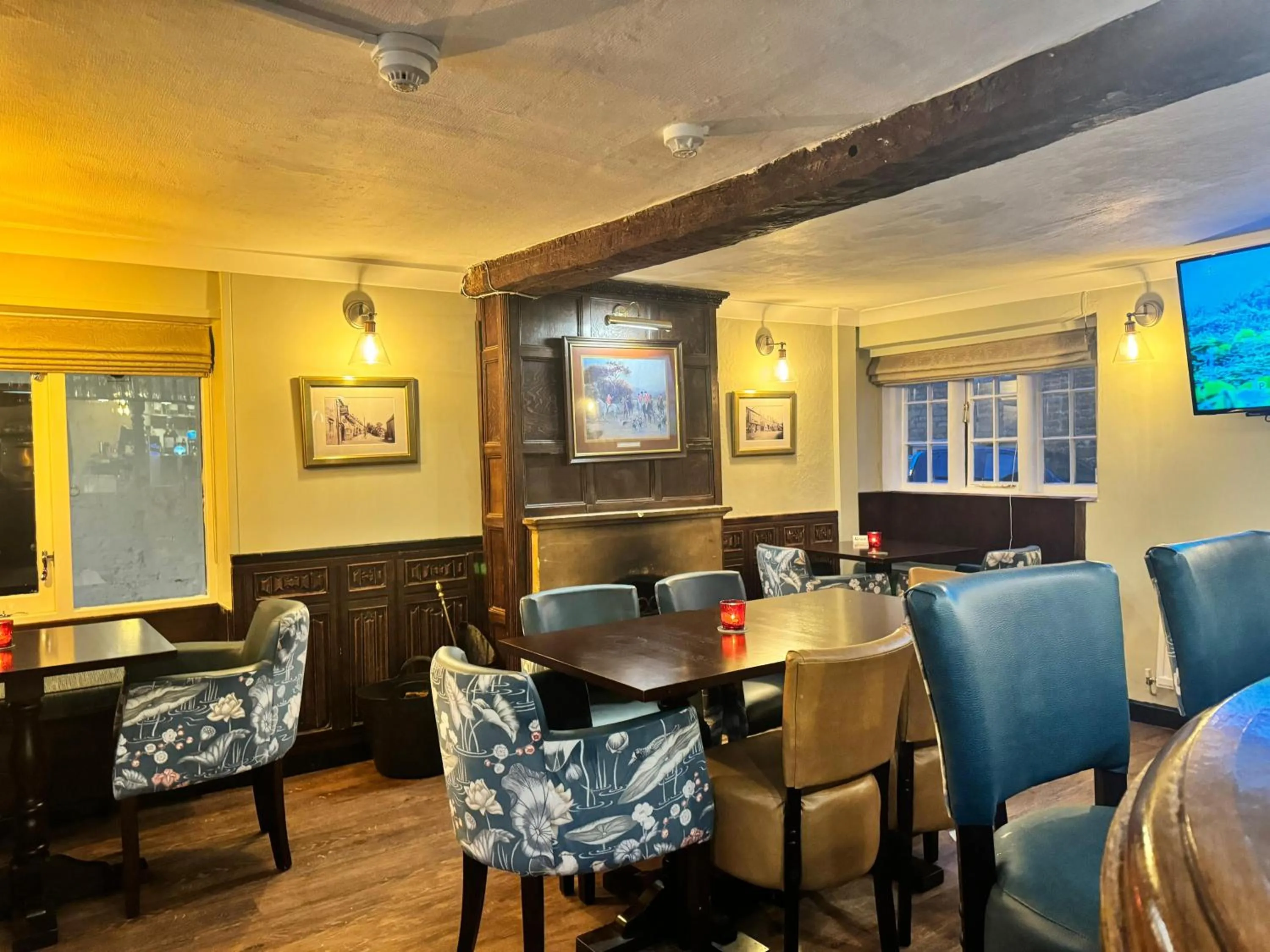 Restaurant/places to eat in Crown Hotel Cotswold